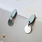 Petites boucles d'oreilles g&eacute;om&eacute;triques en bois bleu gris argent&eacute; 