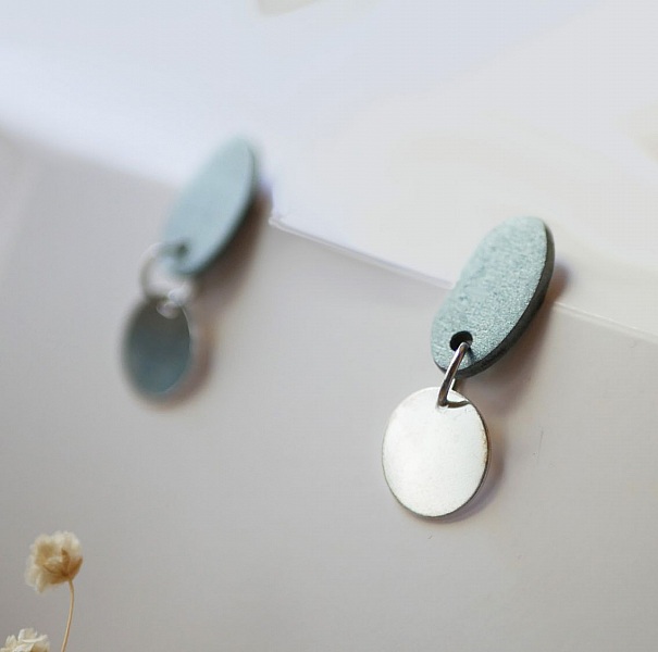 Petites boucles d'oreilles g&eacute;om&eacute;triques en bois bleu gris argent&eacute; 