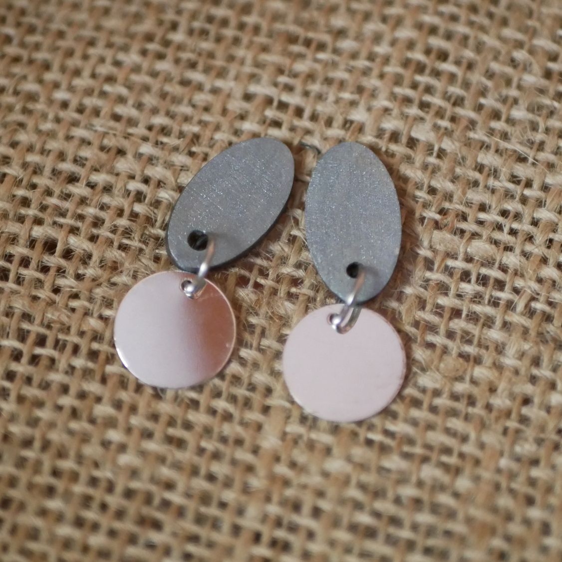Petites boucles d'oreilles g&eacute;om&eacute;triques en bois bleu gris argent&eacute; 