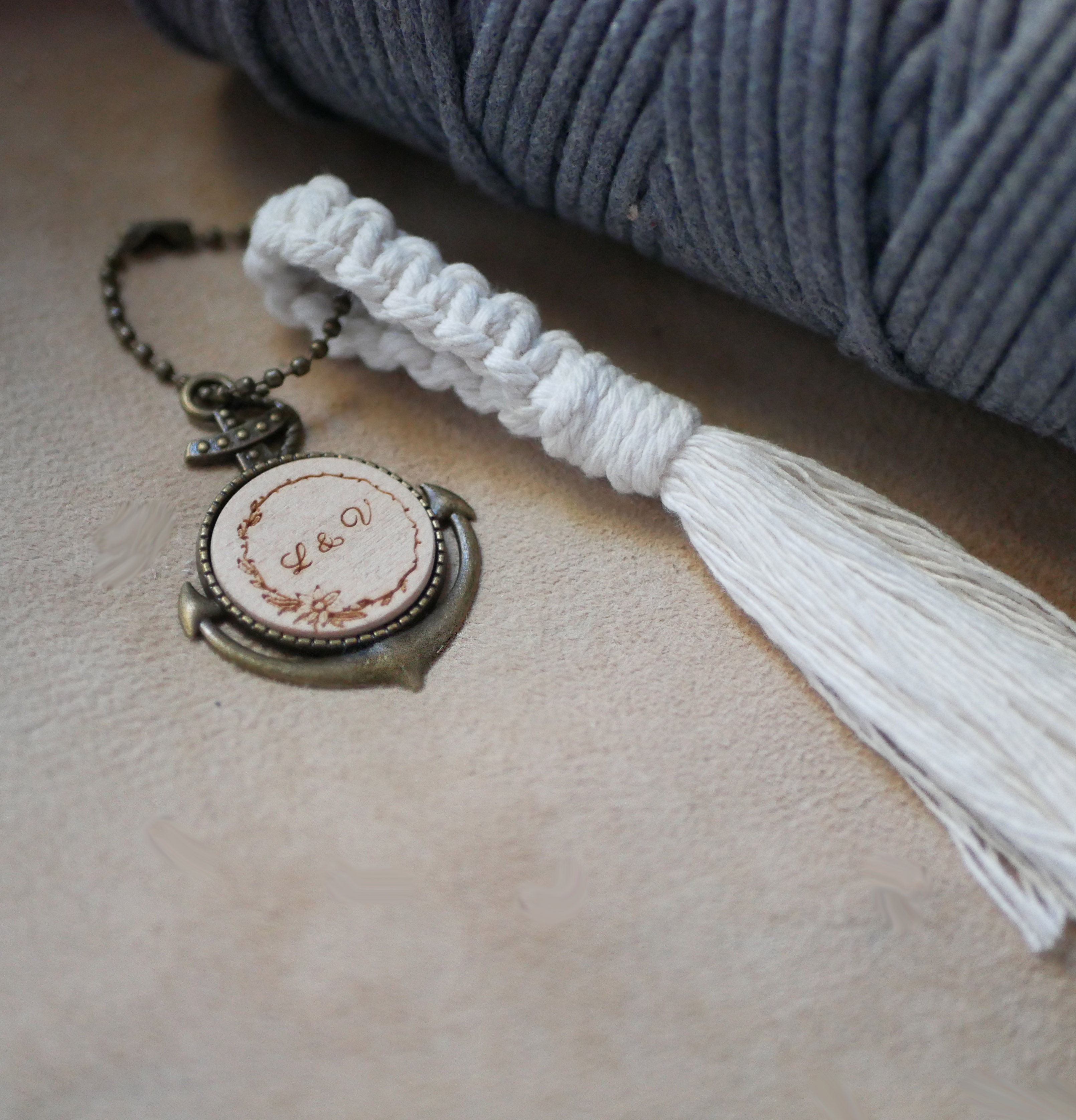 Porte-clés ancre marine personnalisé avec cabochon bois et macramé.
