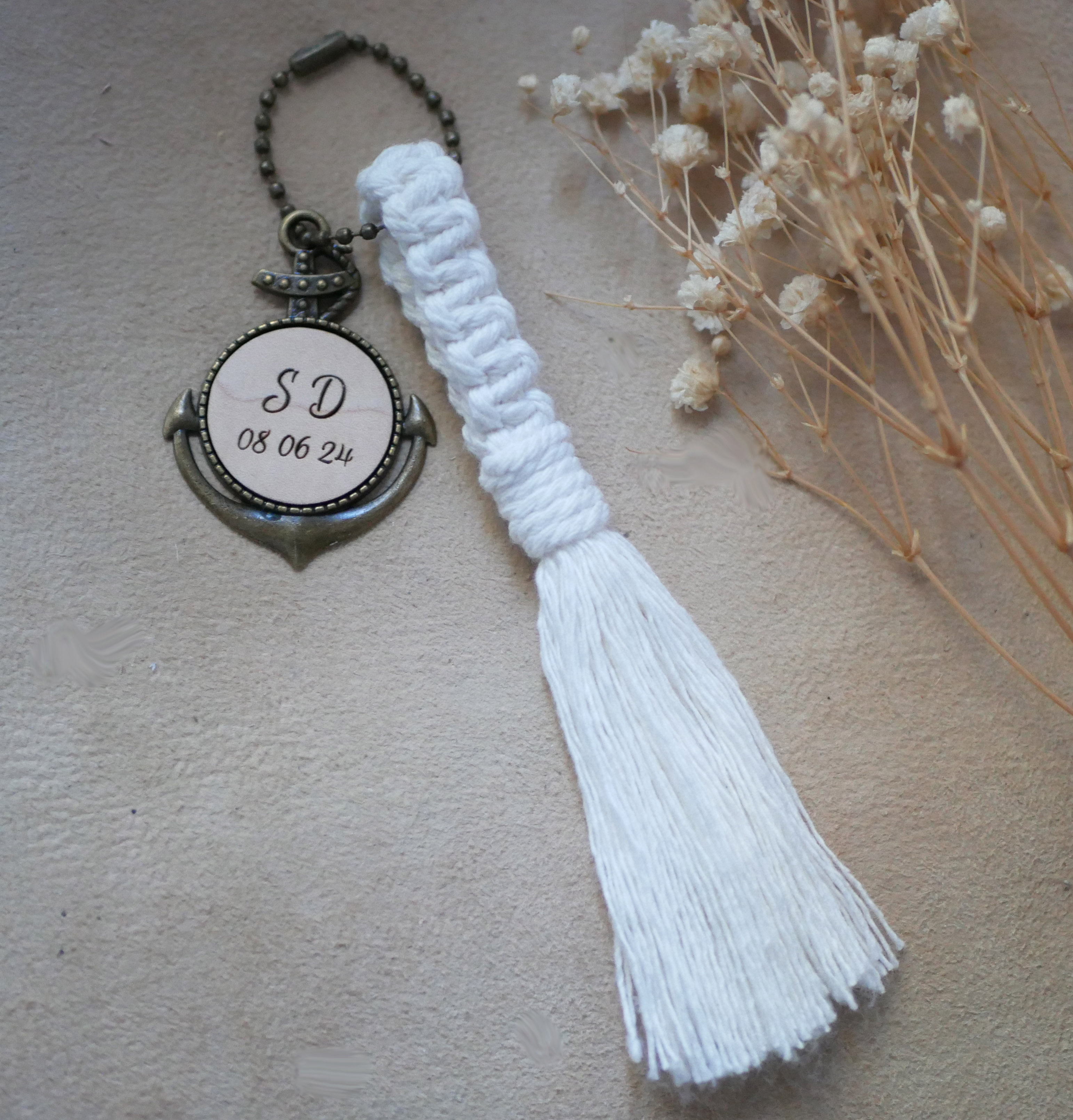 Porte-clés ancre marine personnalisé en bois et macramé blanc.