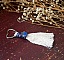 Porte-clés macramé cœur avec pierre bleue et pompon coton.