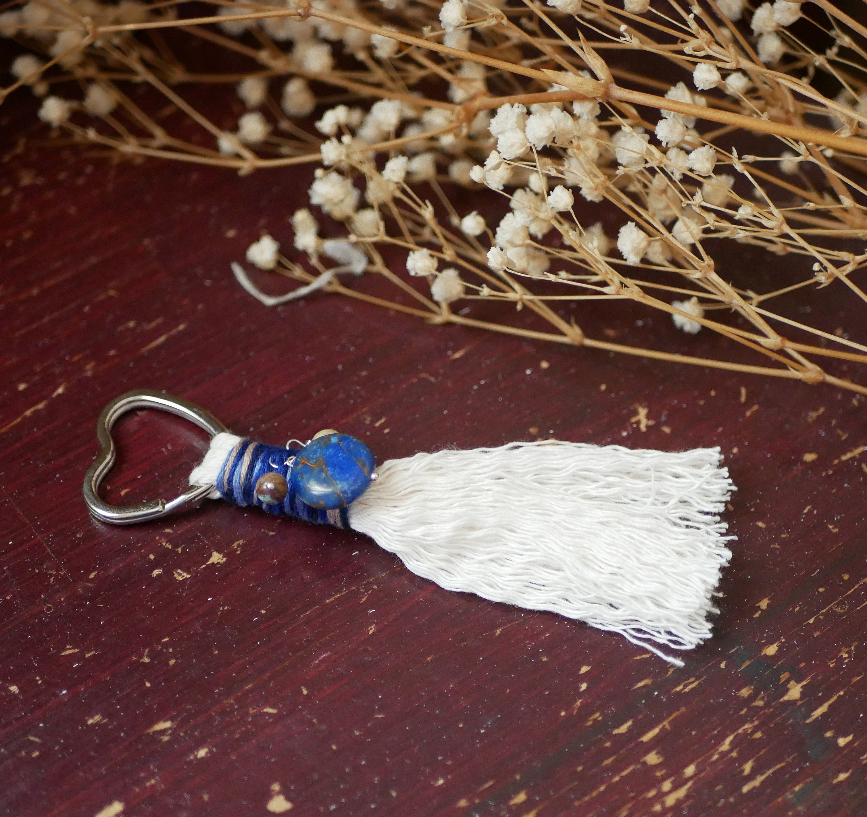 Porte-clés macramé cœur avec pierre bleue et pompon coton.