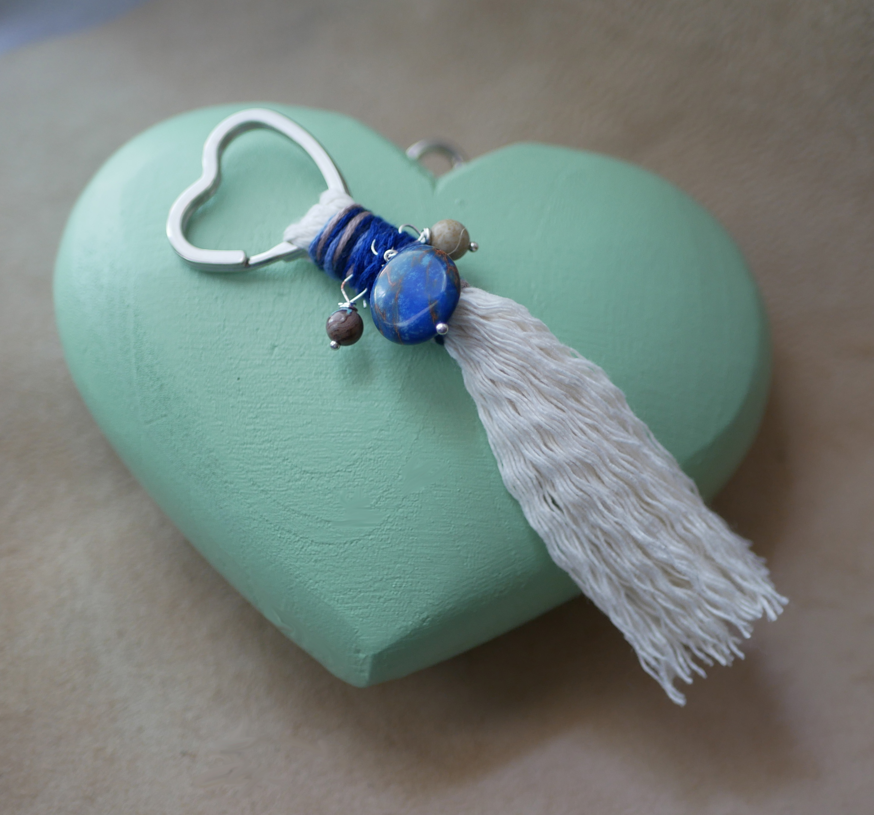Porte-clés macramé cœur bohème avec pierre de jaspe bleue.
