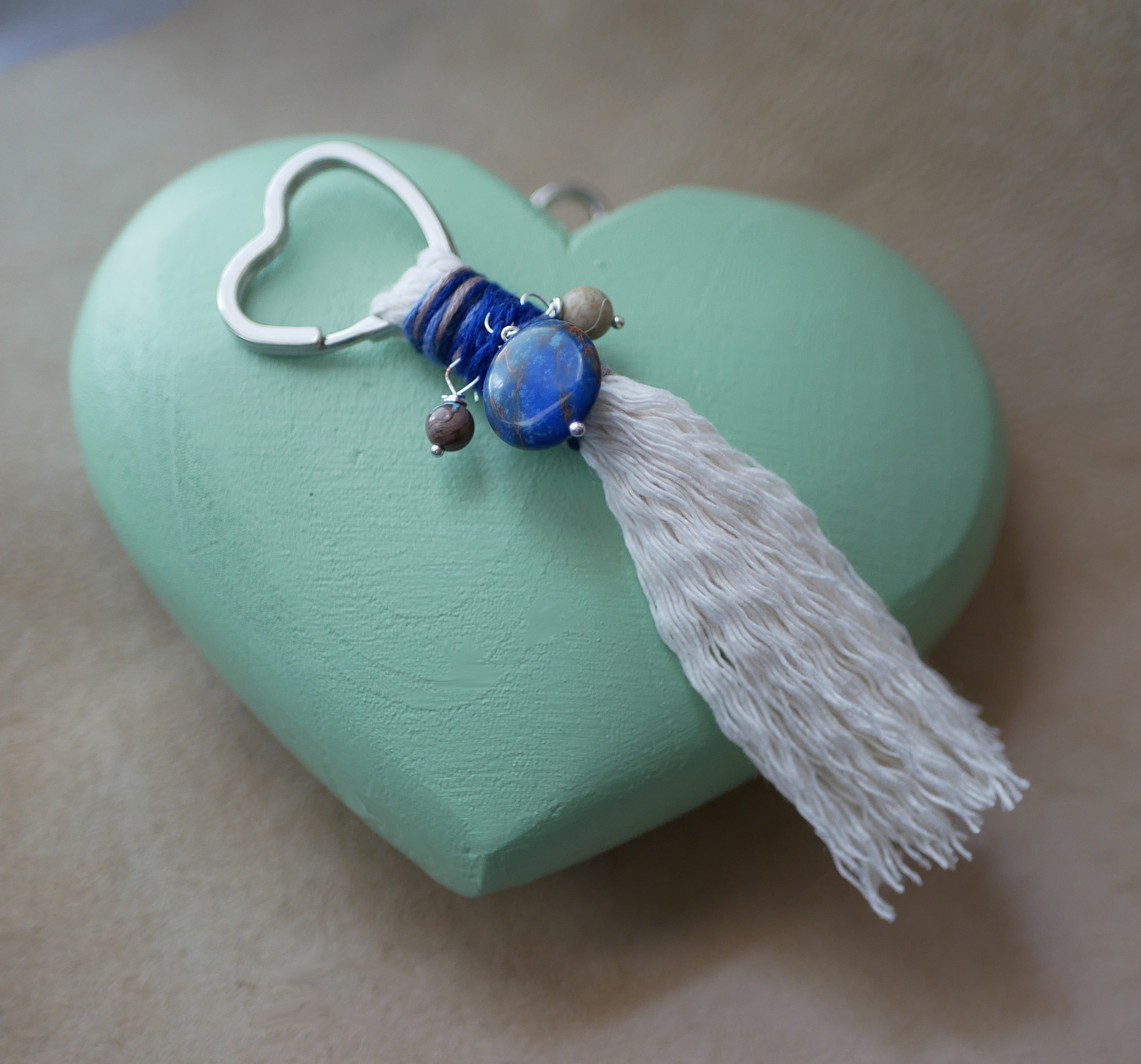 Porte-clés macramé cœur bohème avec pierre de jaspe bleue.