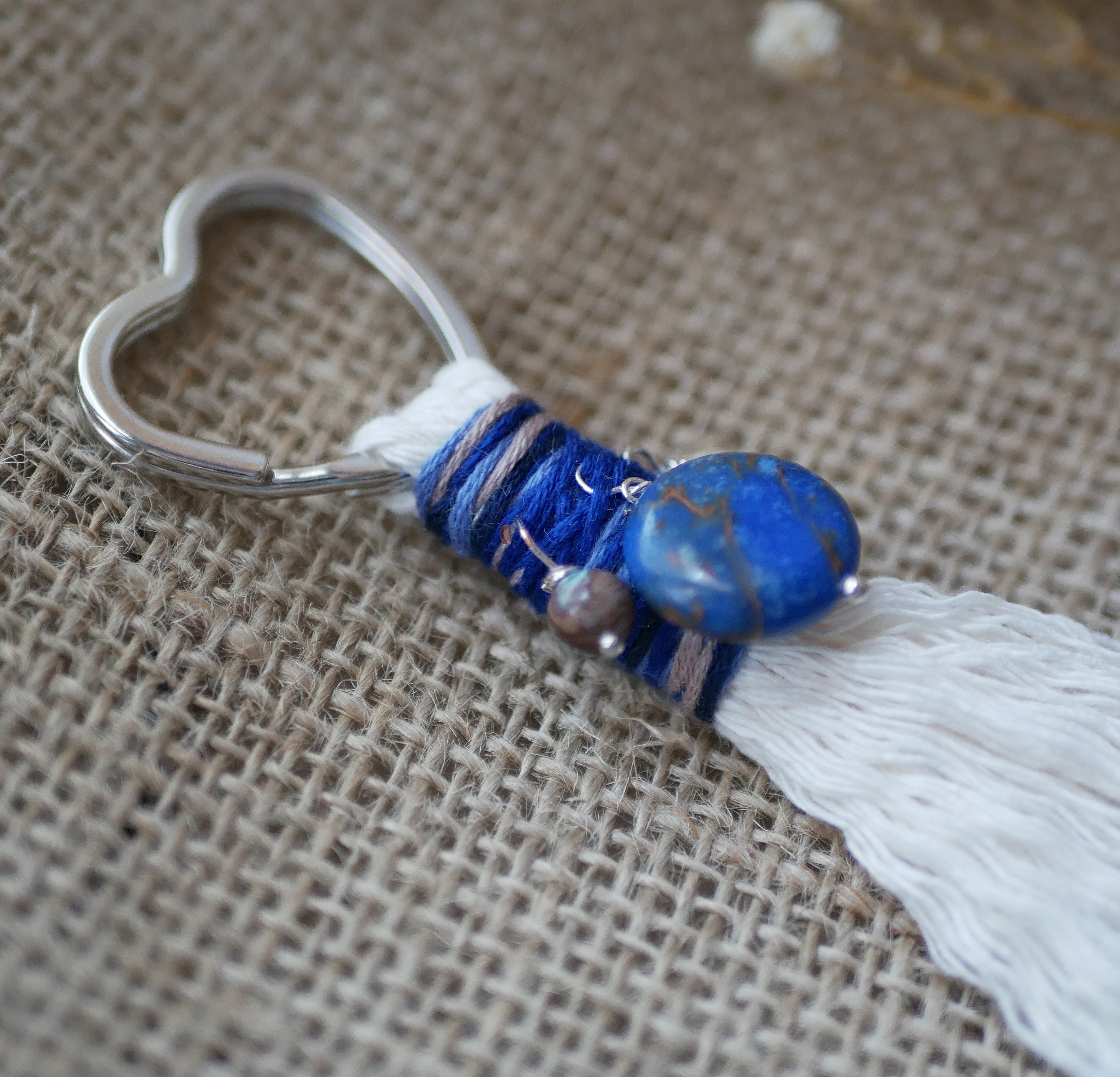 Porte-clés macramé bleu avec pierre jaspe et anneau cœur.