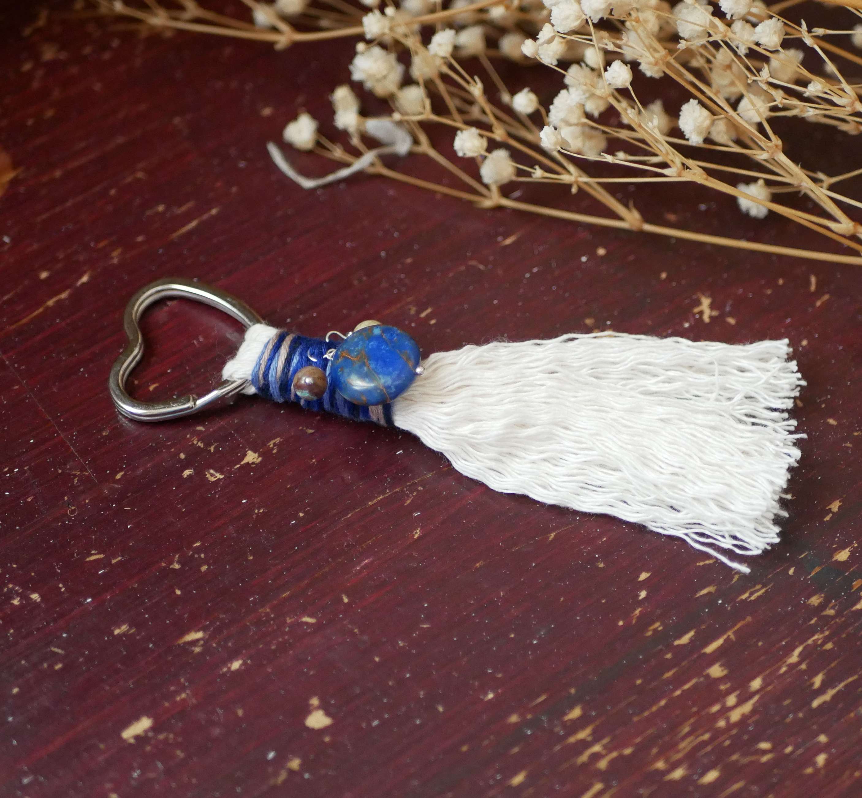 Porte-clés macramé cœur avec pierre naturelle bleue et pompon.
