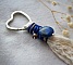 Porte-clés cœur en macramé bleu avec pierre naturelle jaspe.