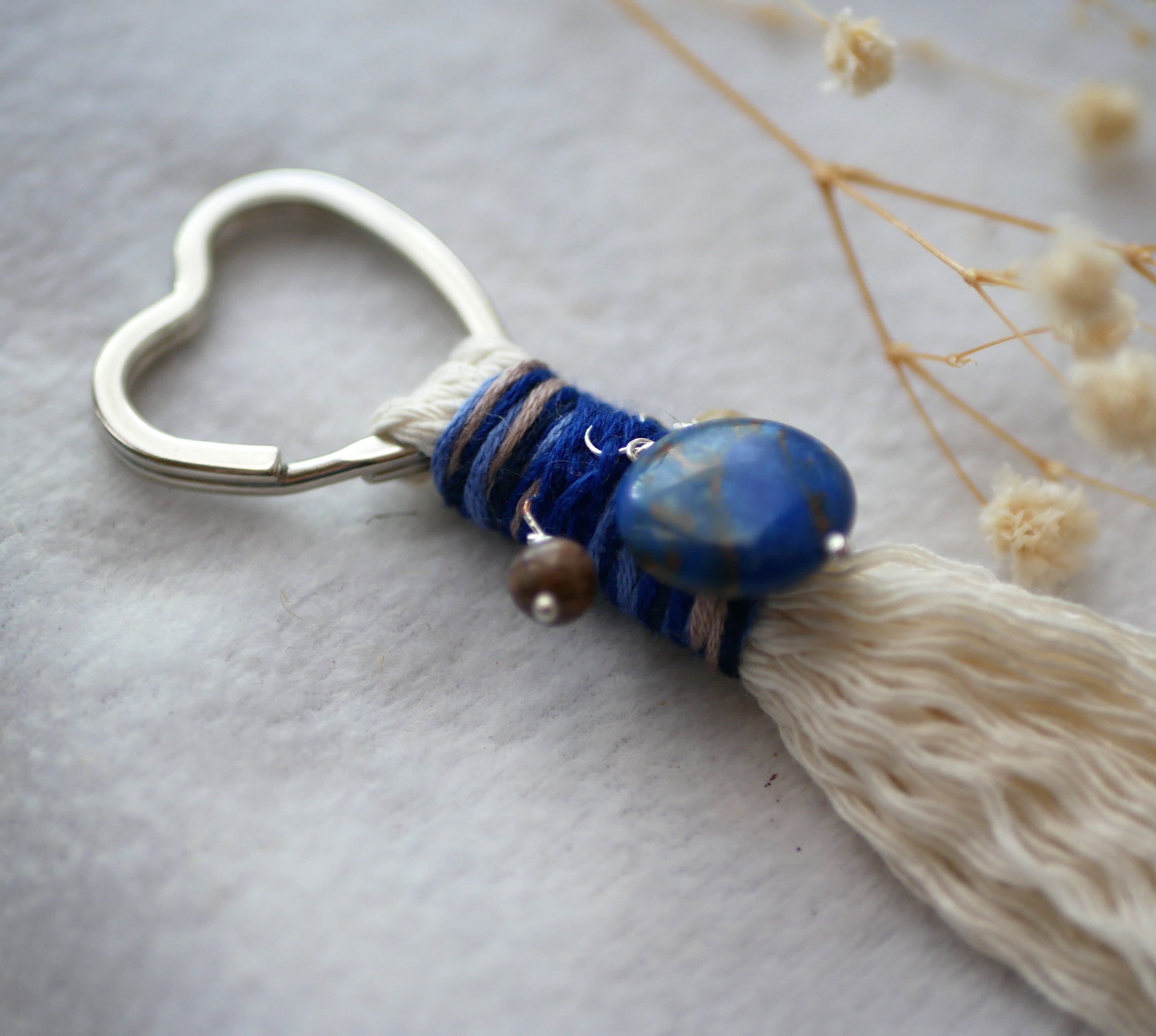 Porte-clés cœur en macramé bleu avec pierre naturelle jaspe.