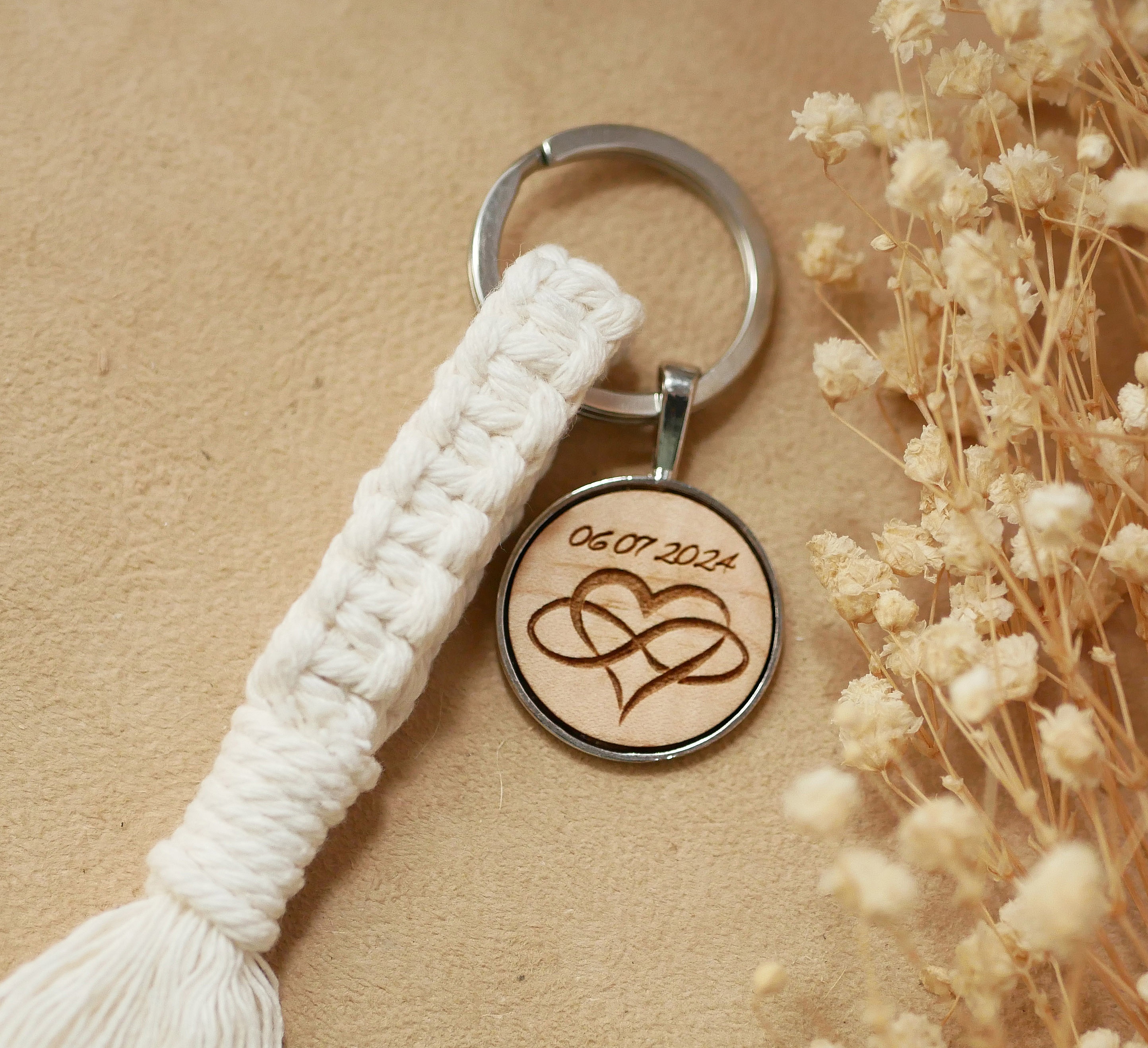 Porte-clés personnalisé en macramé avec médaillon gravé Miss Sylvaé.
