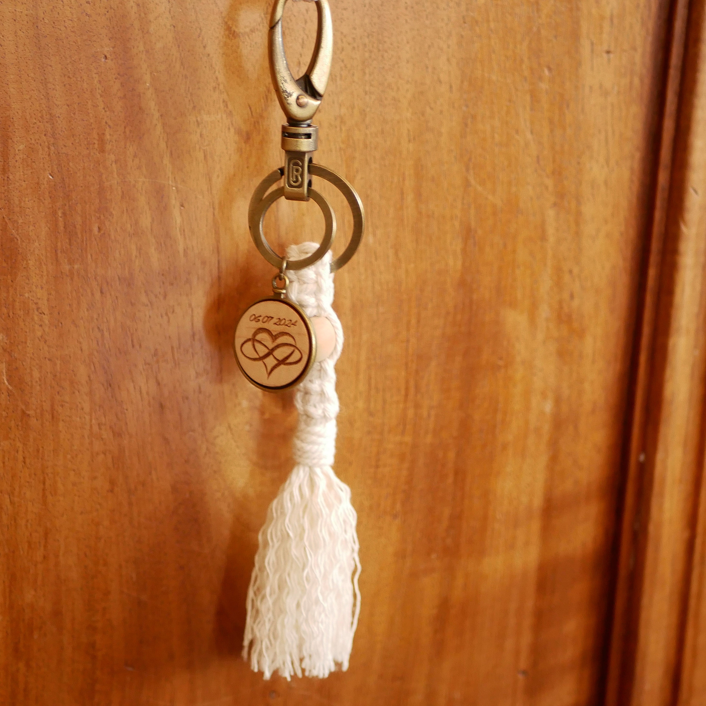 Porte-clés macramé personnalisé avec cabochon en bois gravé.