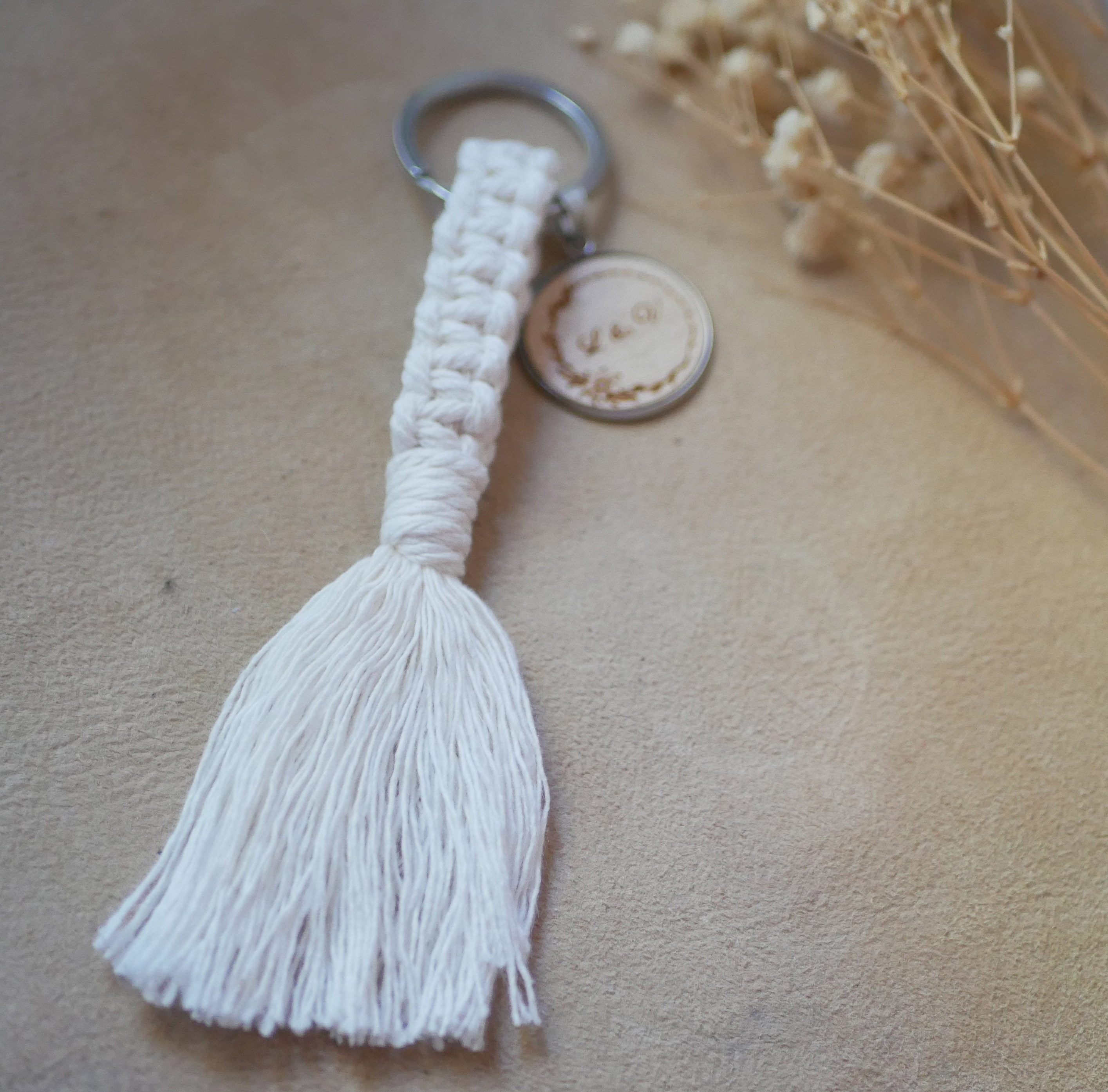 Porte-clés Miss Sylvaé en macramé blanc avec médaille gravée.