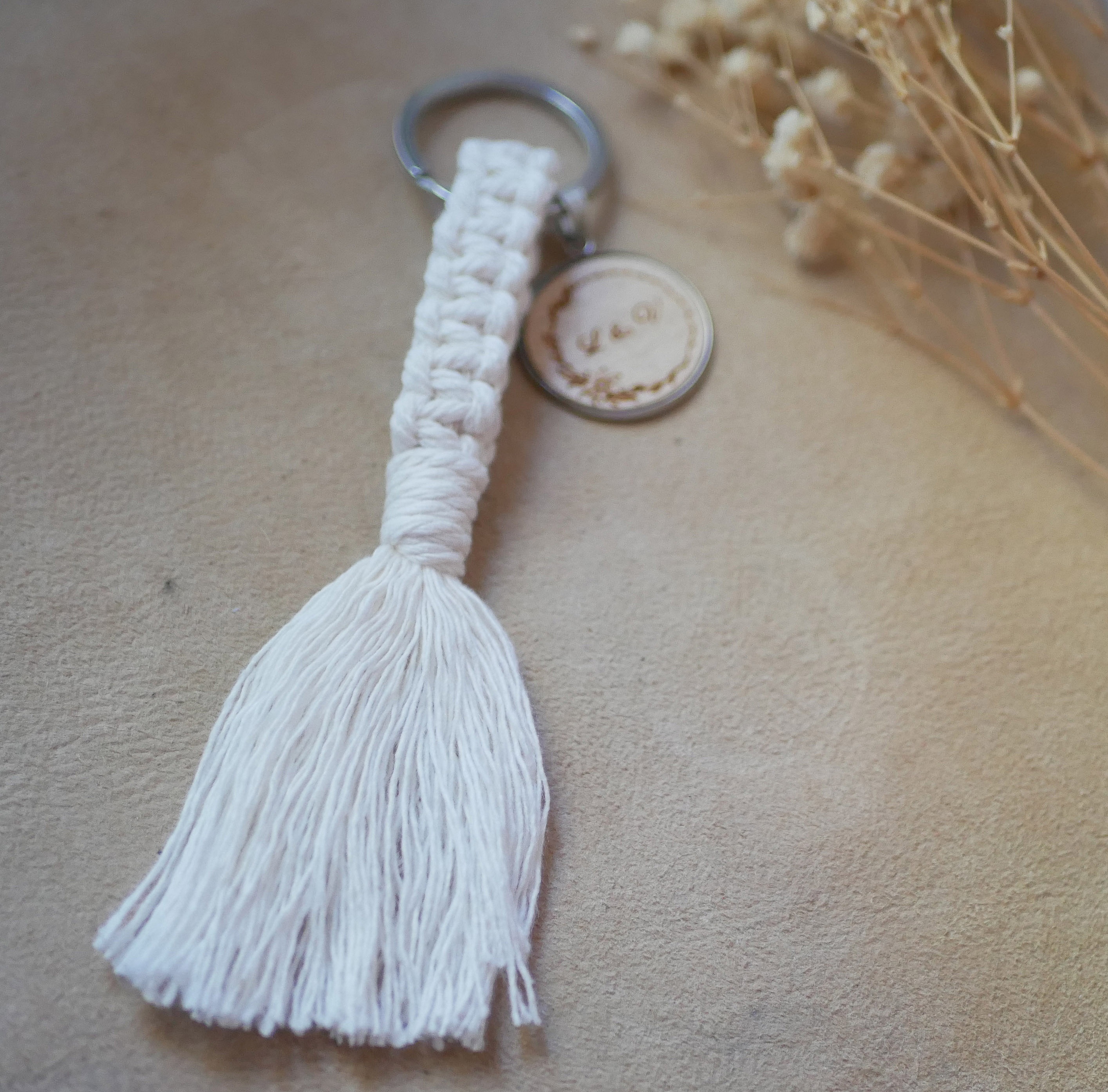 Porte-clés Miss Sylvaé en macramé blanc avec médaille gravée.