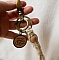Porte-clés macramé personnalisé avec cabochon en bois gravé.