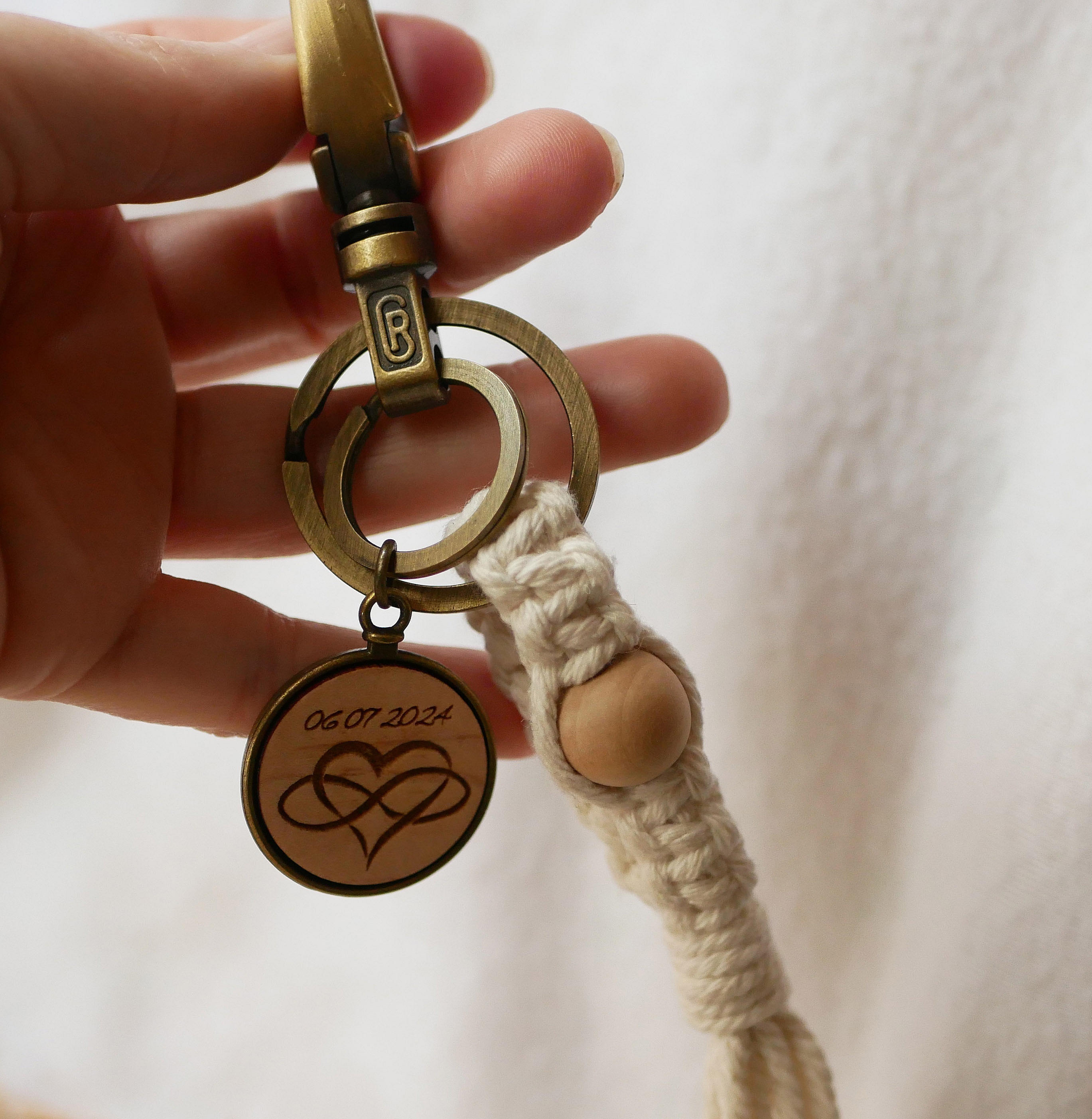 Porte-clés macramé personnalisé avec cabochon en bois gravé.
