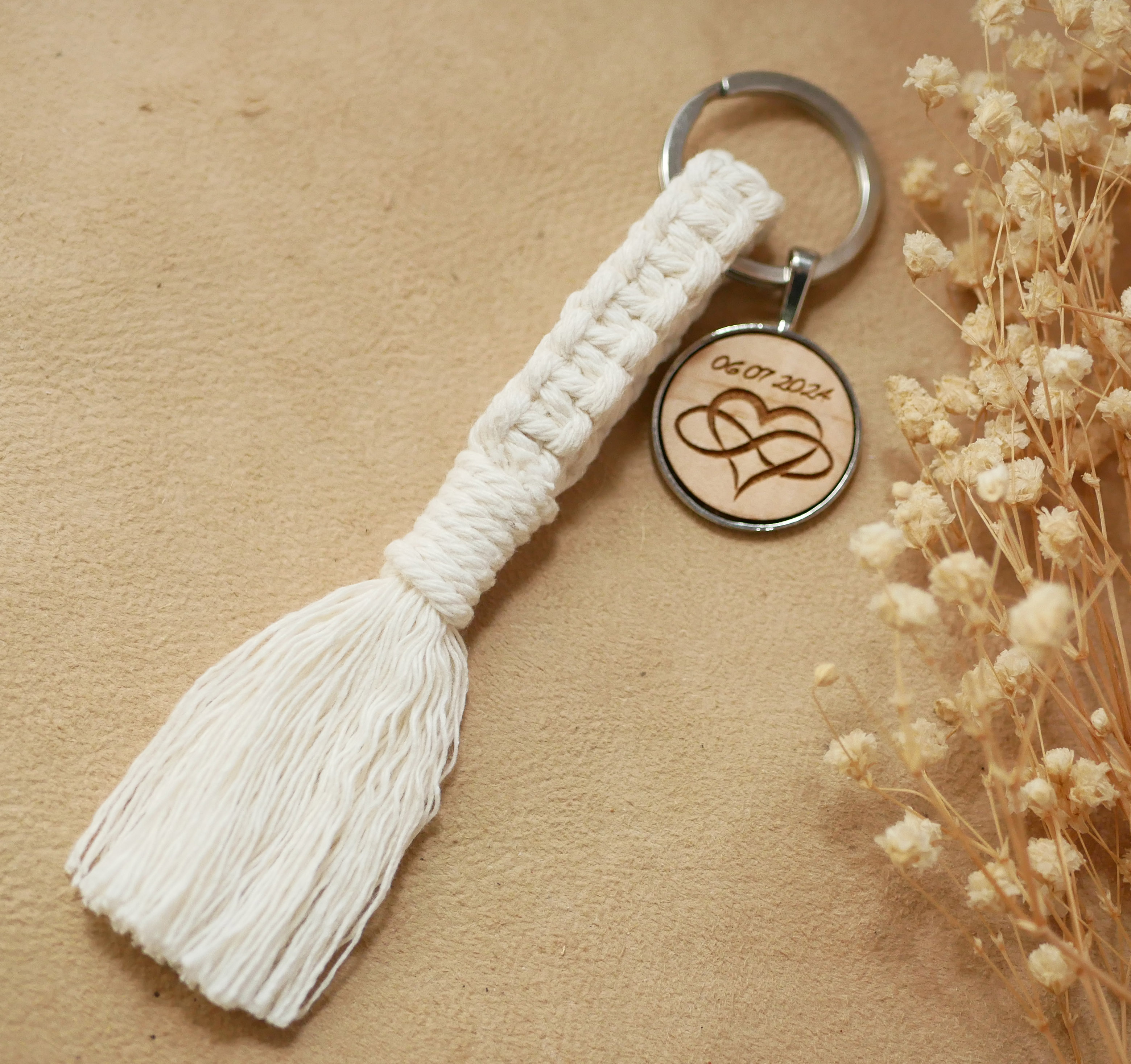 Porte-clés macramé personnalisé avec médaillon cœur infini gravé.