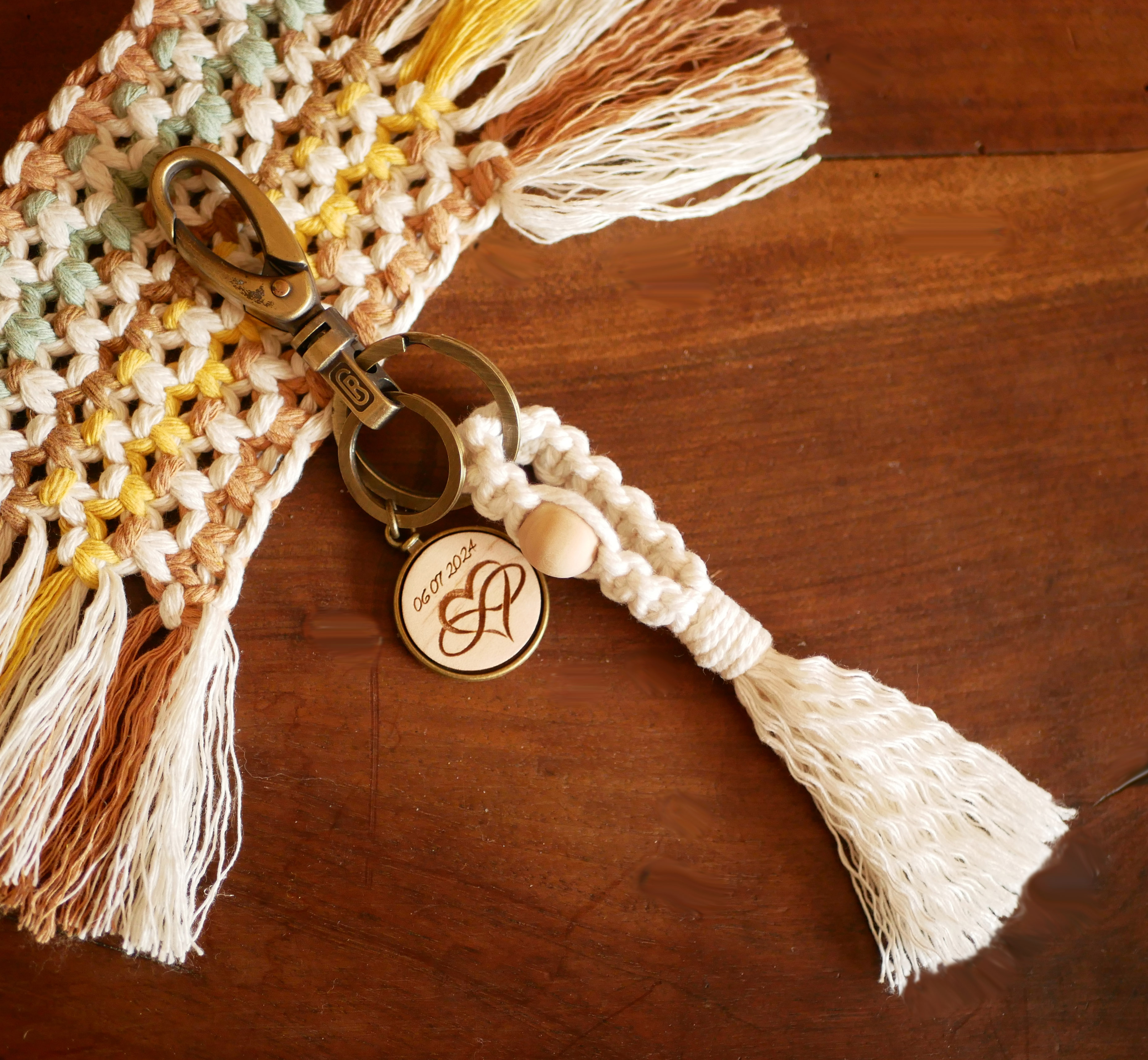 Porte-clés macramé personnalisé avec cabochon en bois gravé.