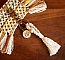 Porte-clés macramé personnalisé avec cabochon en bois gravé.