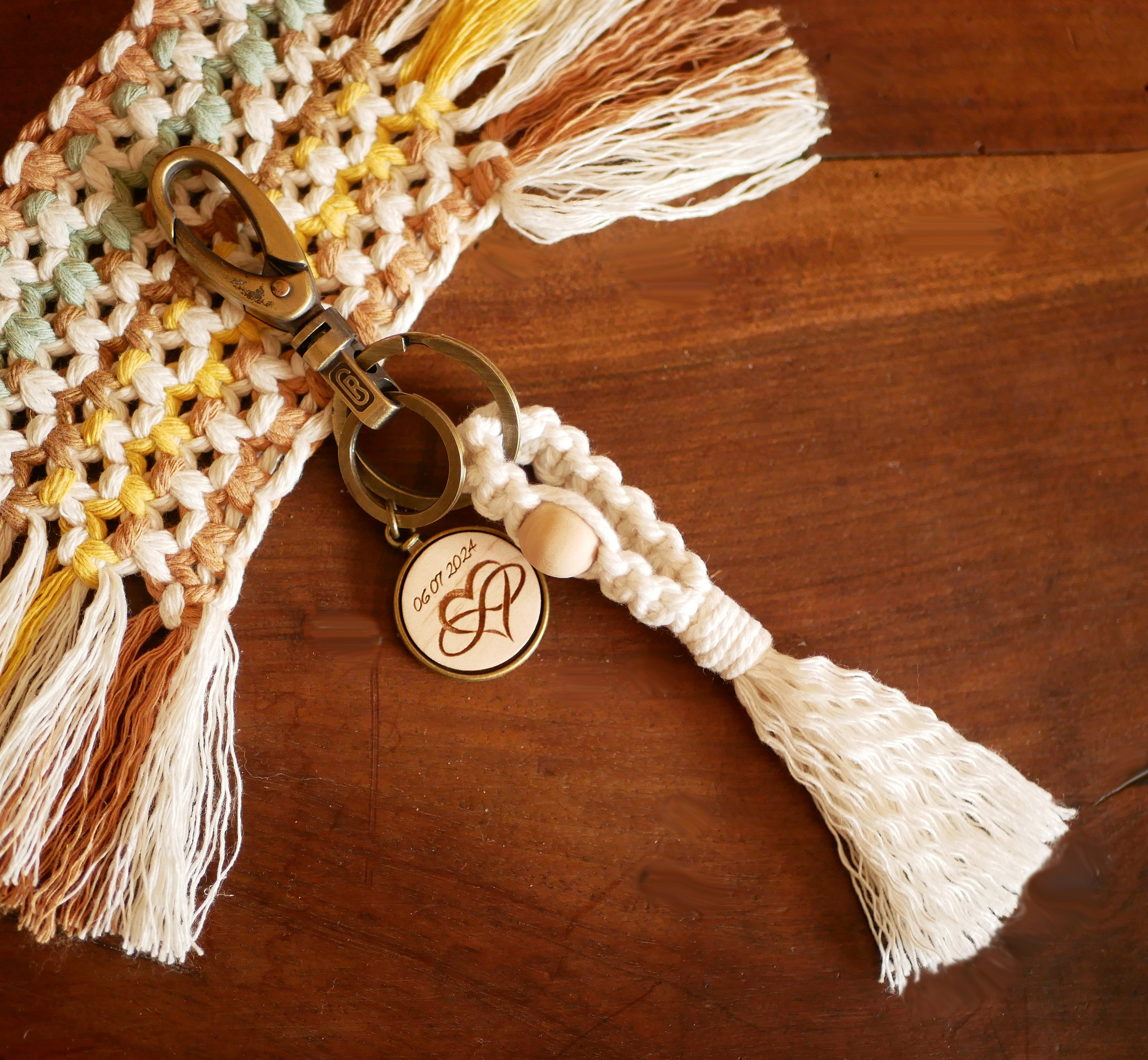 Porte-clés macramé personnalisé avec cabochon en bois gravé.