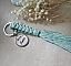 Porte-clés macramé vert personnalisé avec médaillon en bois gravé.