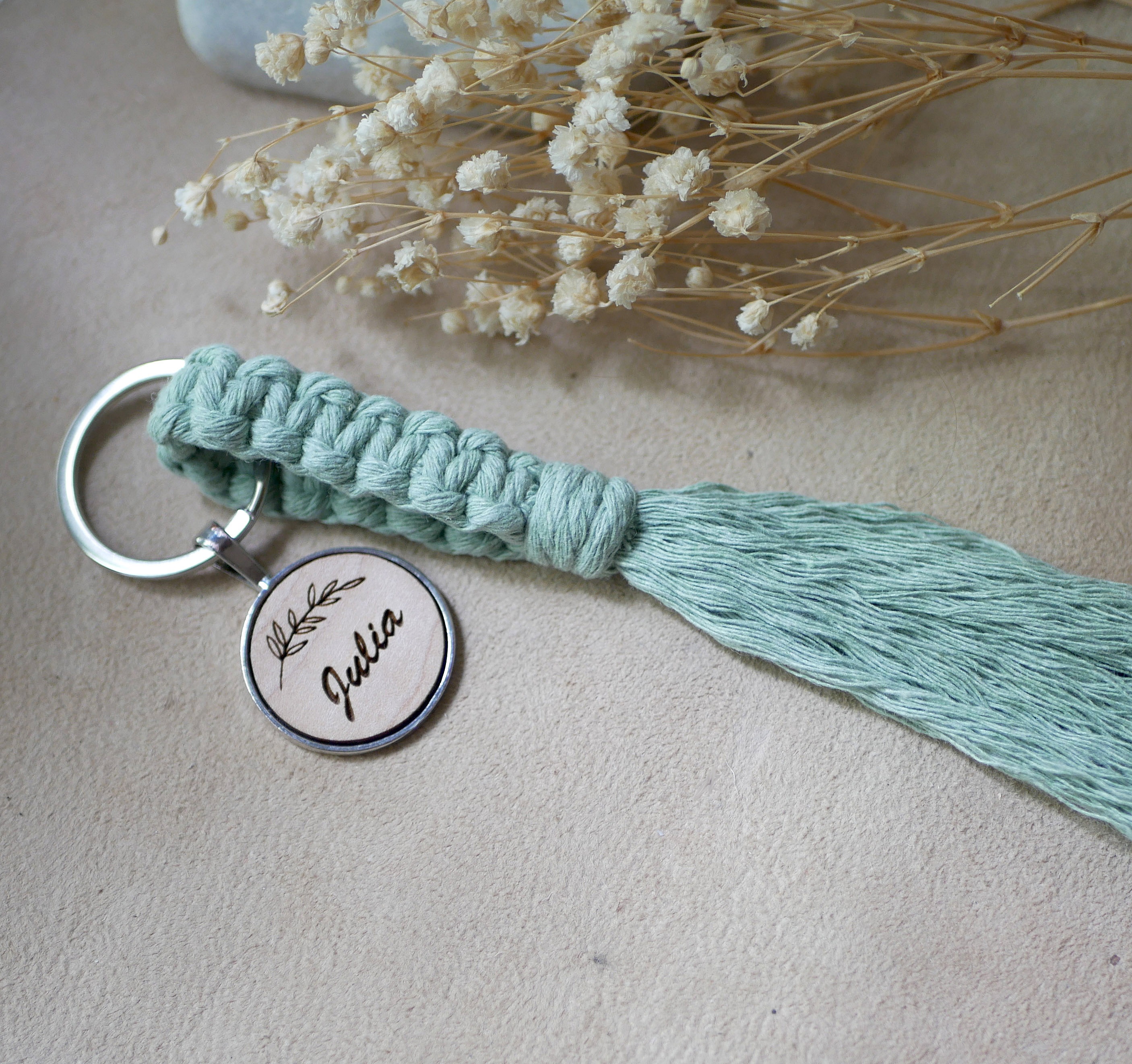 Porte-clés macramé vert personnalisé avec médaillon en bois gravé.