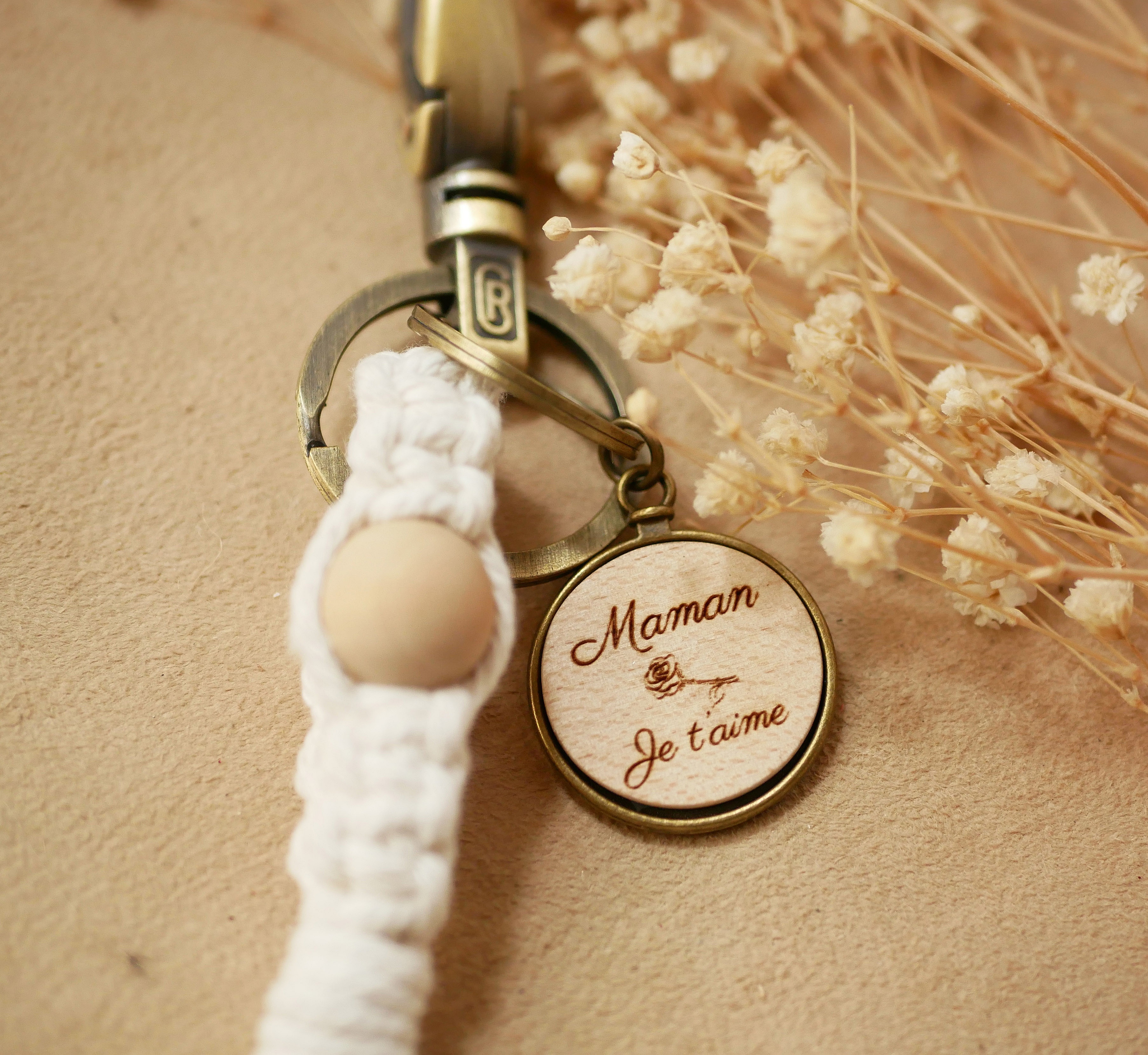 Porte-clés macramé personnalisé avec cabochon en bois gravé.