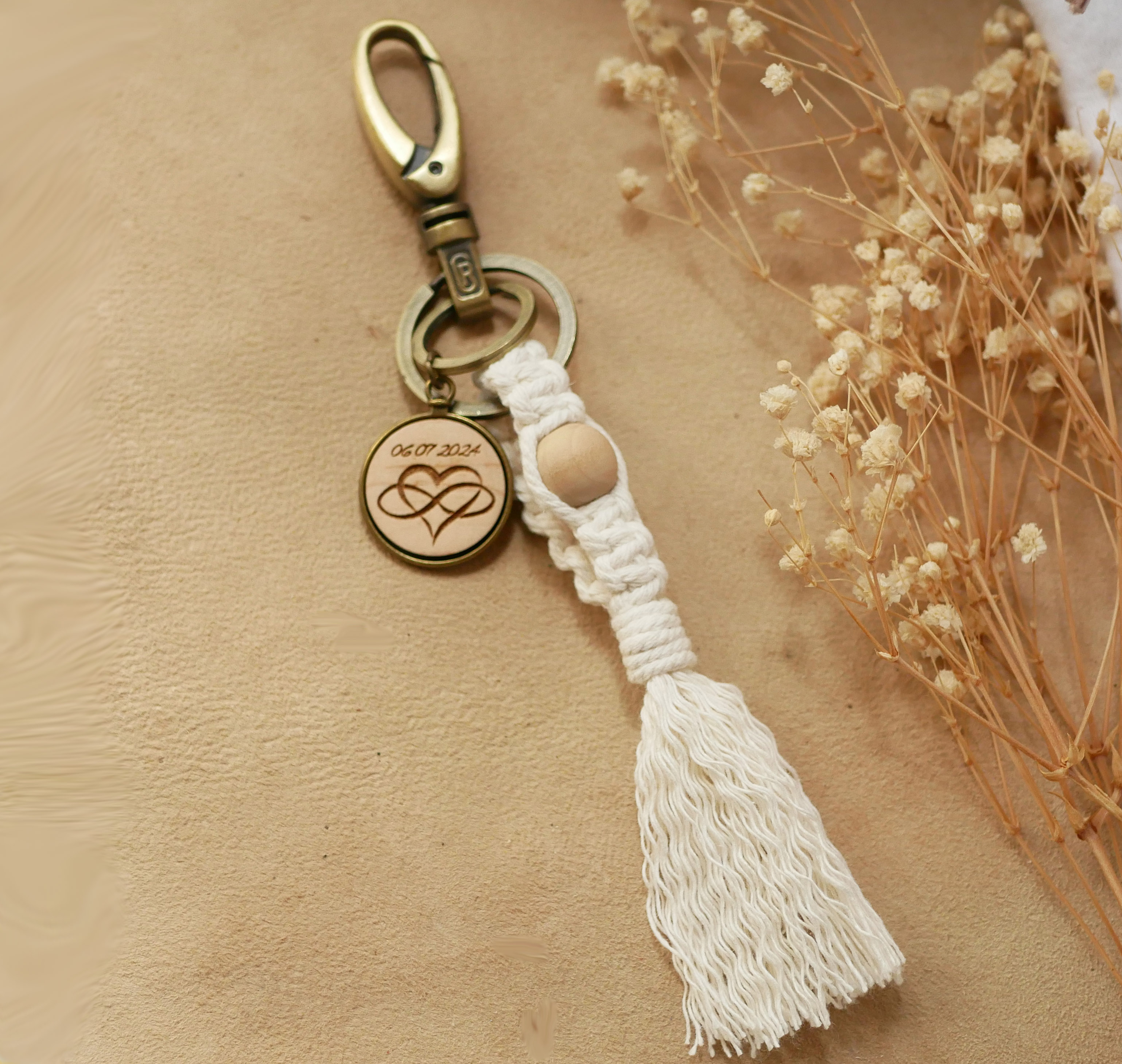 Porte-clés macramé personnalisé avec cabochon en bois gravé.