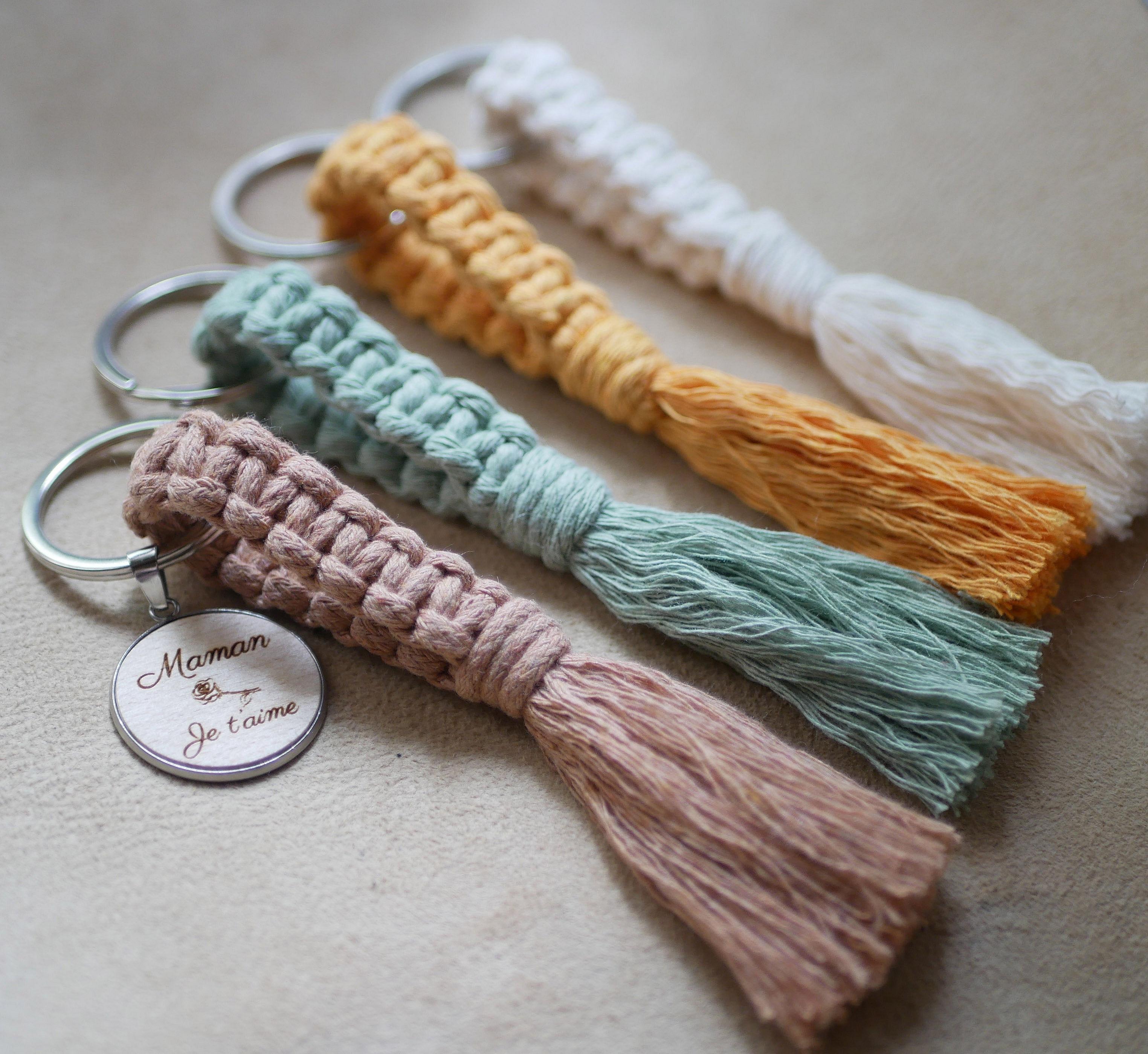 Porte-clés en macramé colorés avec médaille gravée Miss Sylvaé.