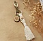 Porte-clés macramé personnalisé avec cabochon en bois gravé.