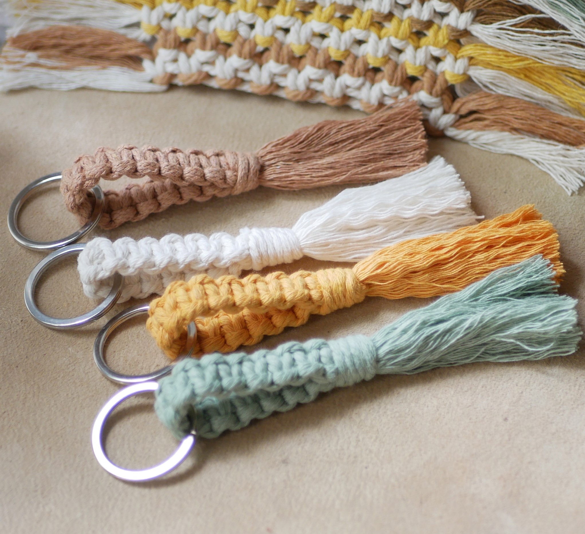 Porte-clés en macramé de coton aux couleurs variées.