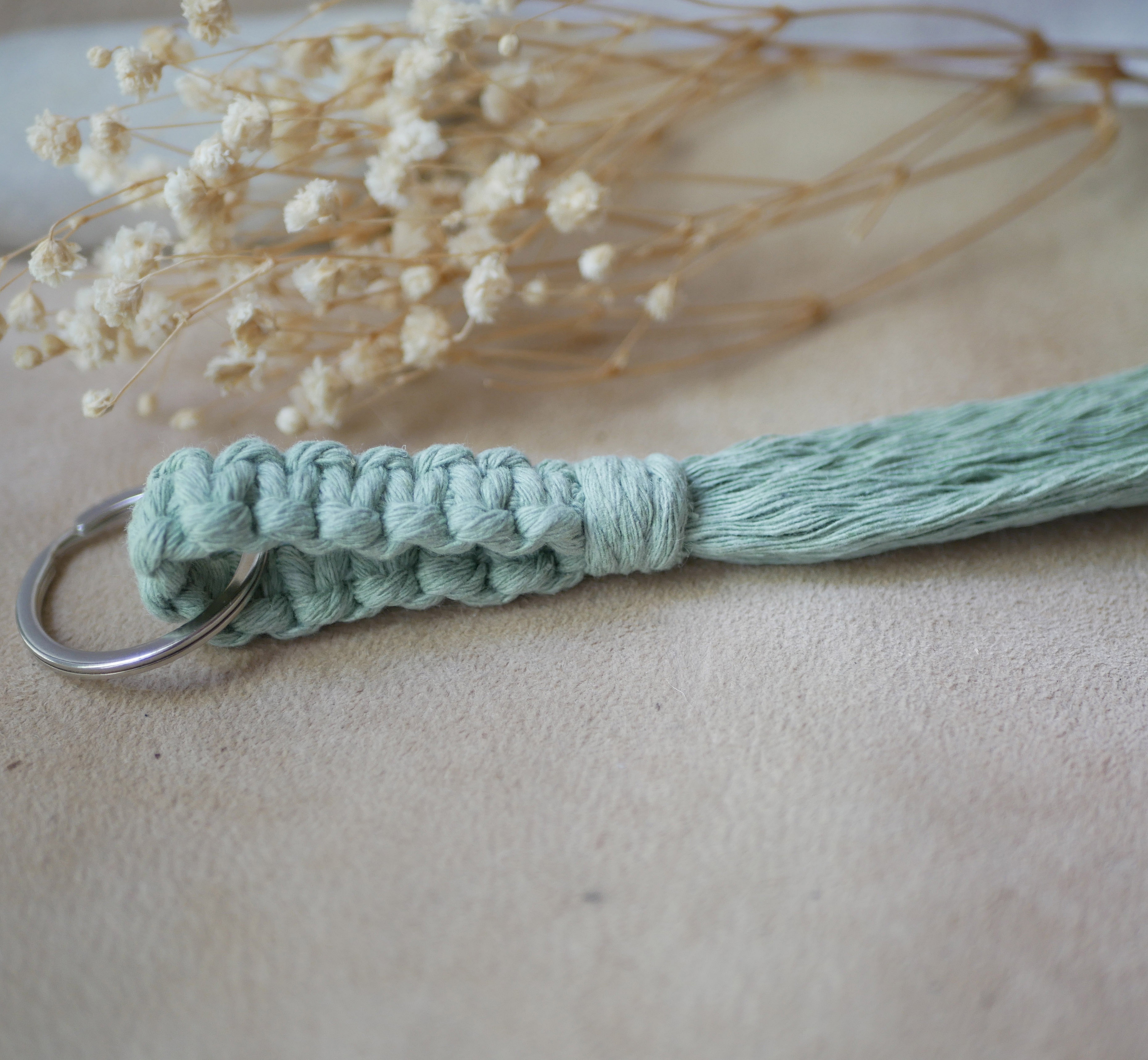 Porte-clés en macramé vert sauge en corde de coton.