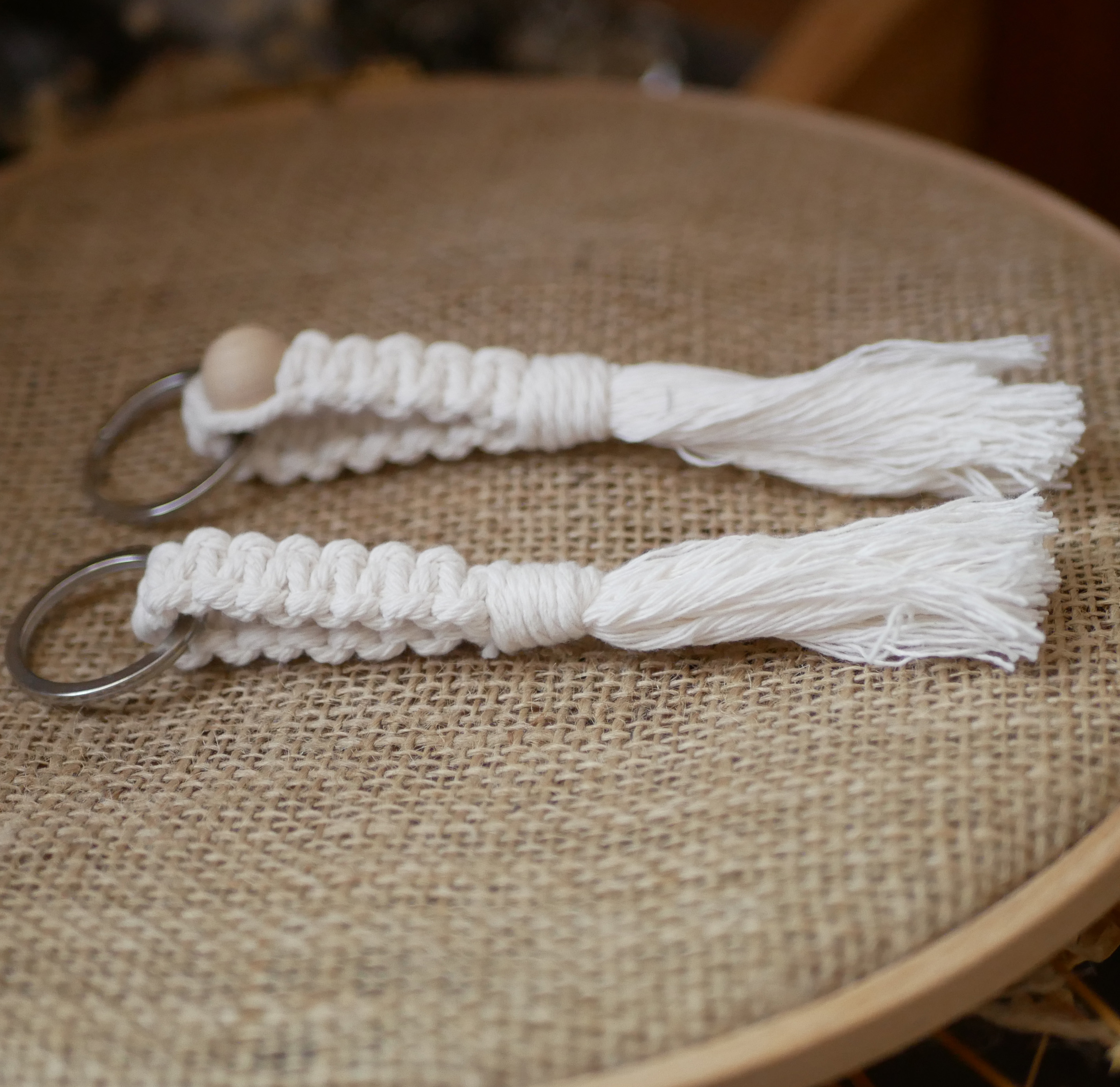 Porte-clés en macramé avec perle en bois naturel.