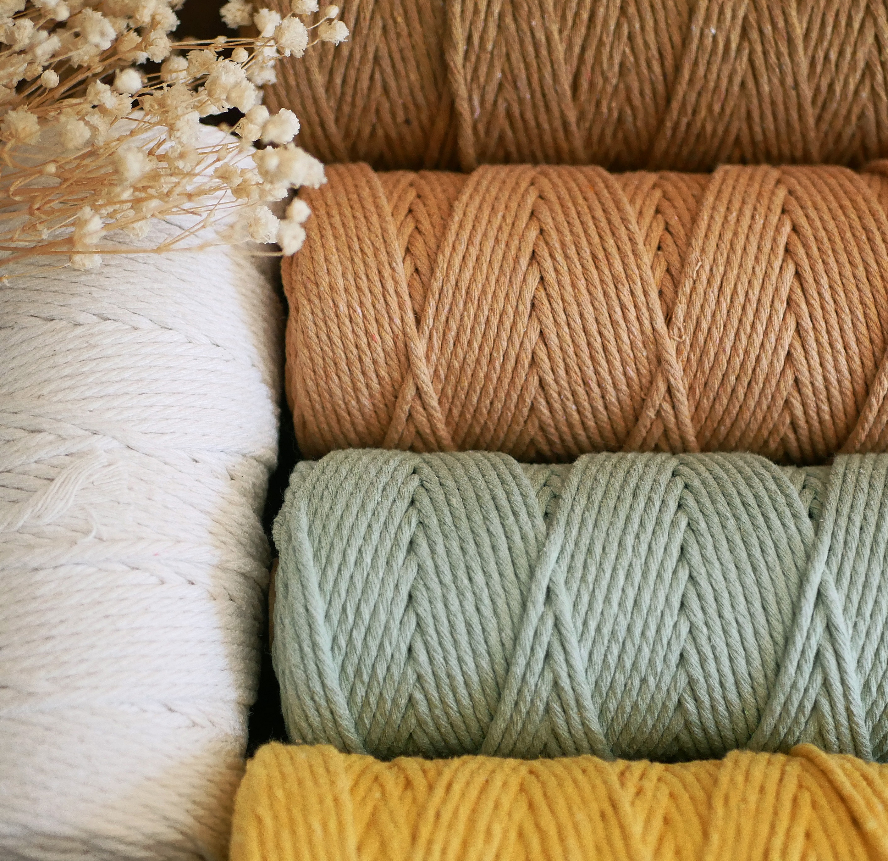 Bobines de fils de coton colorés pour créations en macramé.