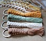Porte-clés en macramé de coton aux couleurs variées.