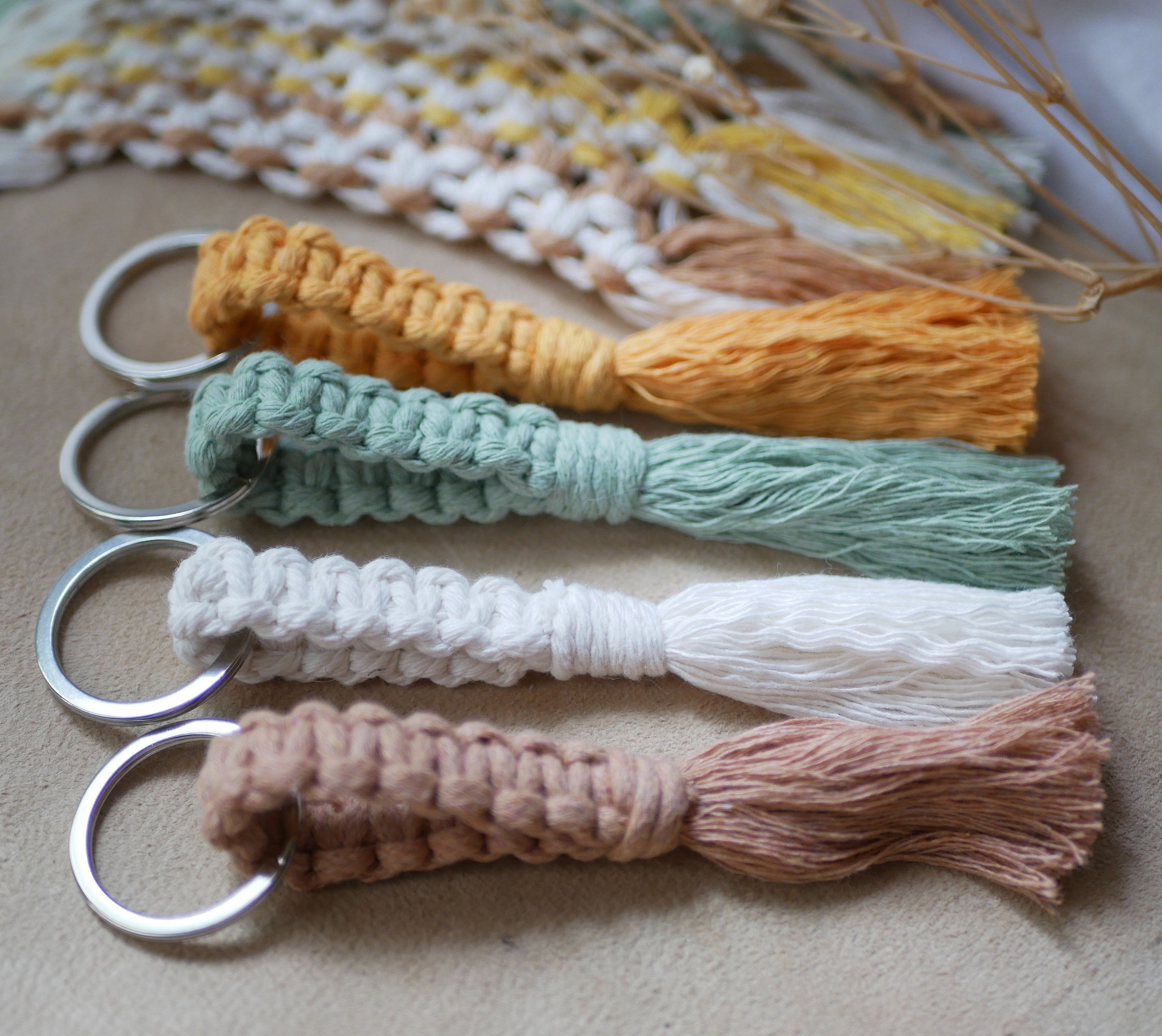 Porte-clés en macramé de coton aux couleurs variées.