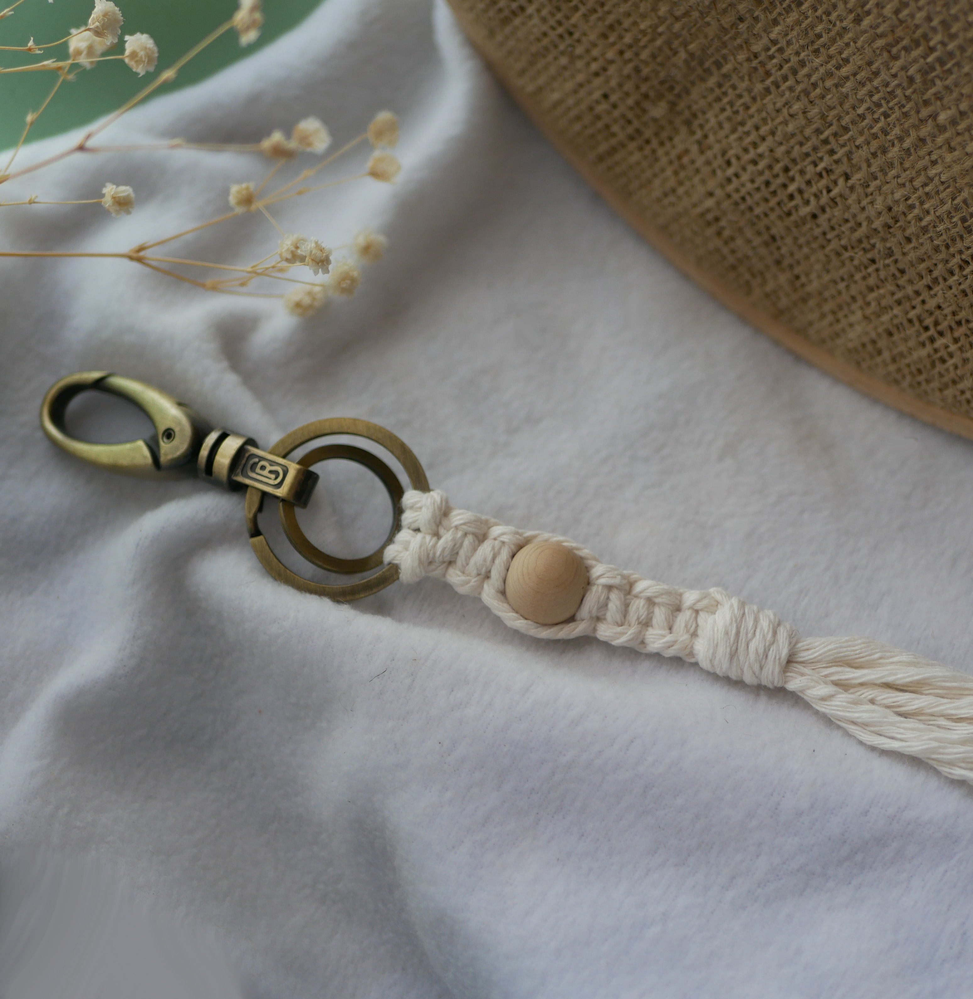 Porte-clés macramé en coton avec perle bois et mousqueton.