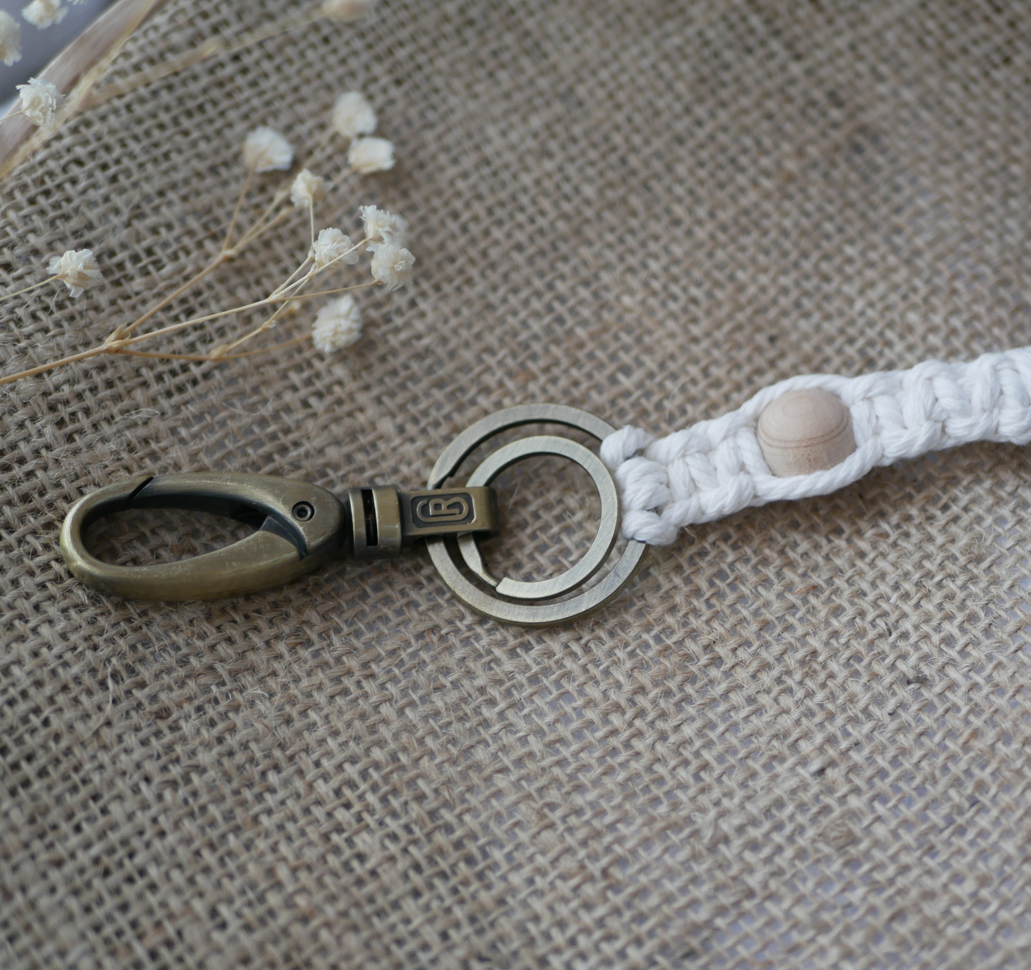 Porte-clés en macramé avec mousqueton en laiton vieilli.
