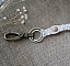 Porte-clés en macramé avec mousqueton en laiton vieilli.