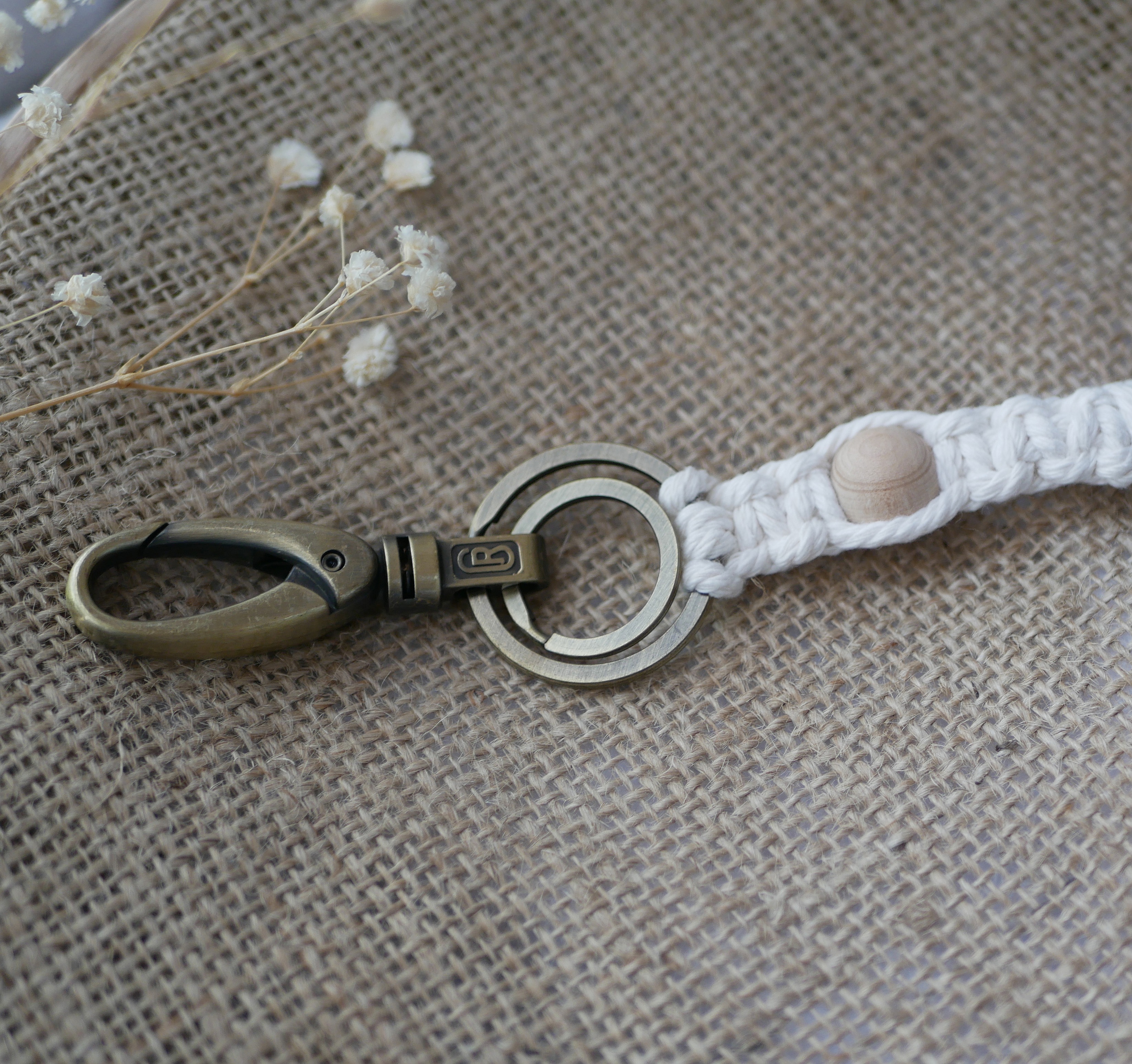 Porte-clés en macramé avec mousqueton en laiton vieilli.