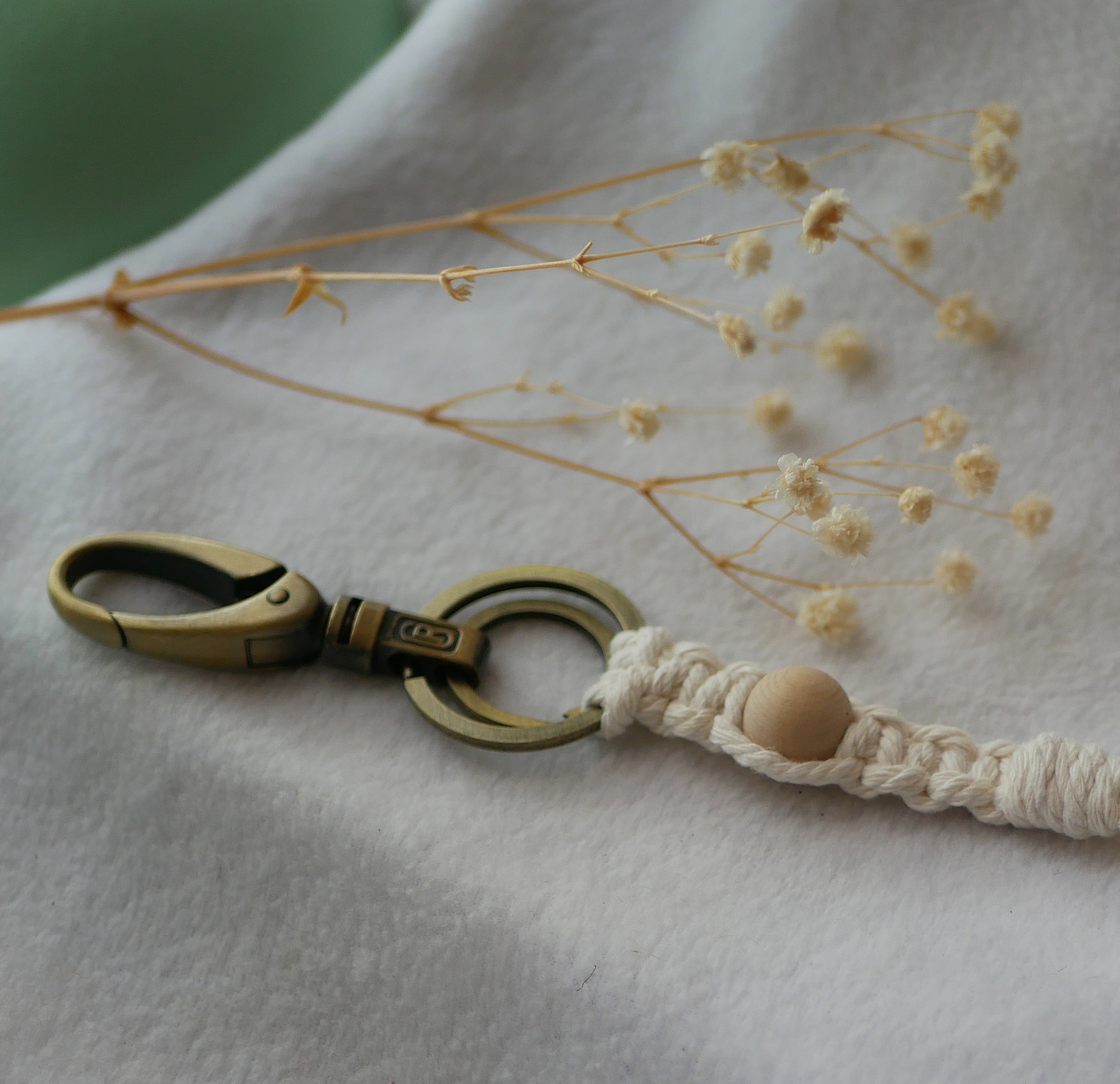 Porte-clés macramé en coton avec mousqueton en laiton vieilli.