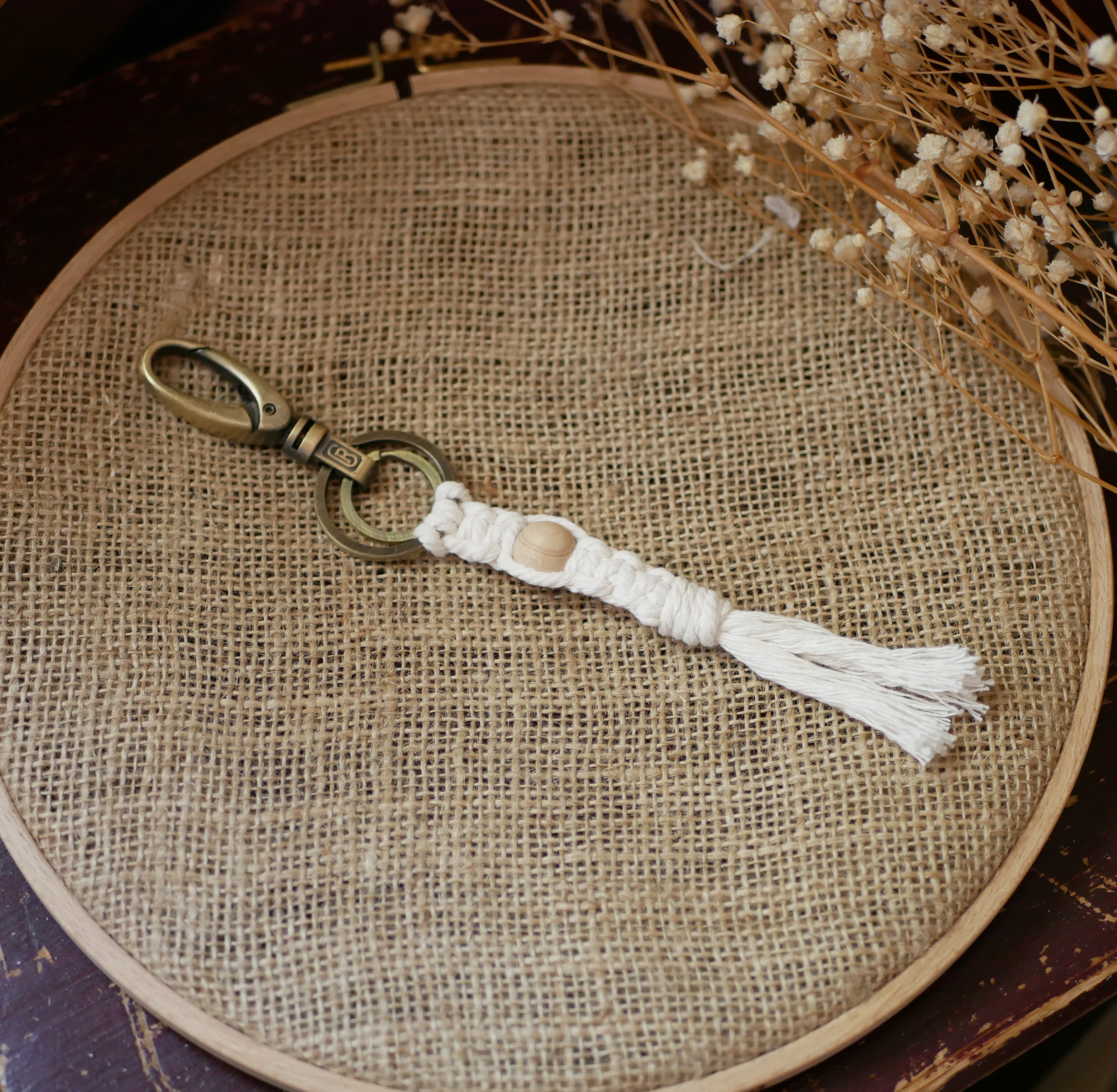 Porte-clés macramé en coton avec perle bois et mousqueton laiton.