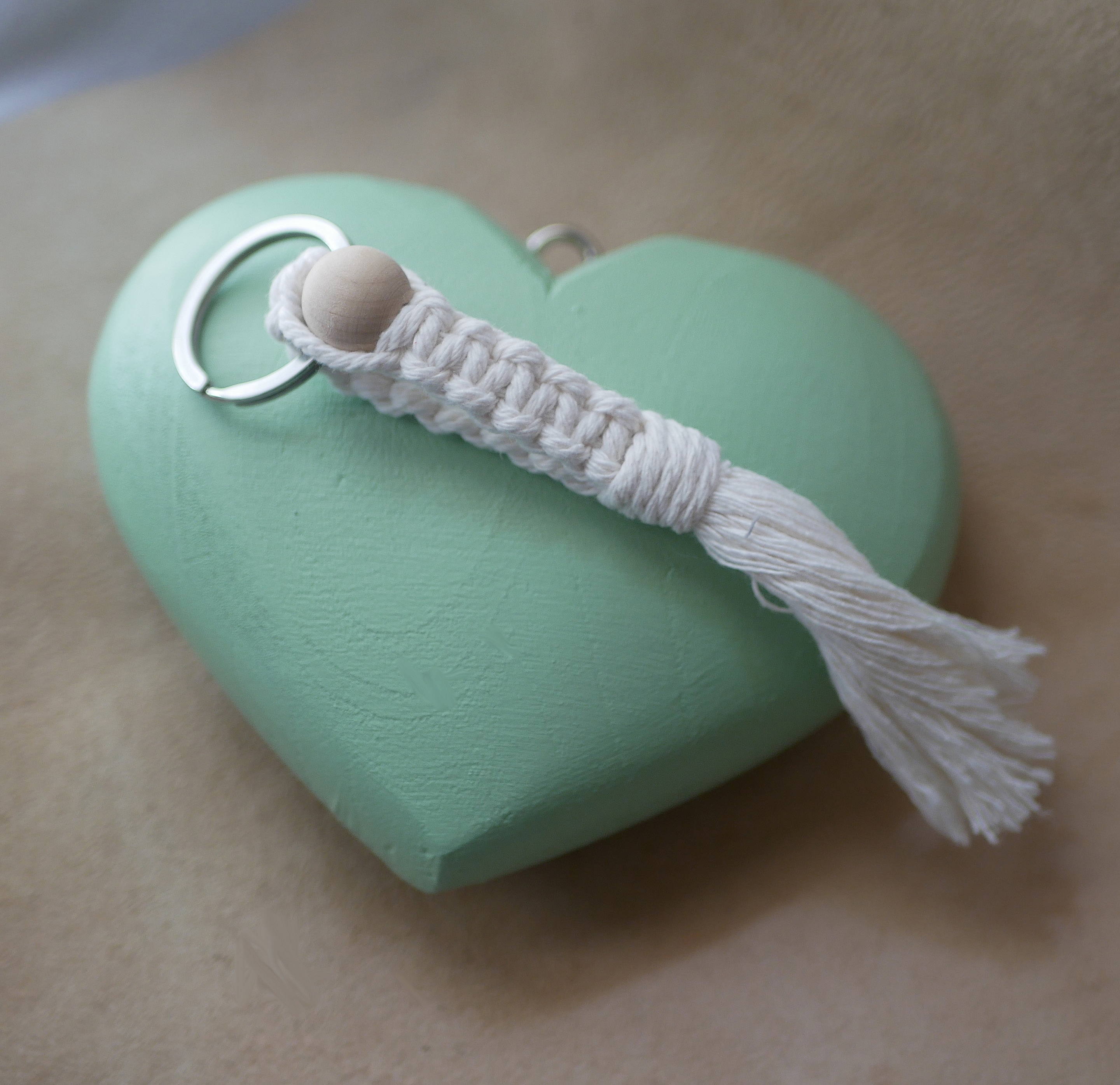 Porte-clés en macramé avec perle en bois naturel.