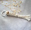 Porte-clés en macramé avec perle en bois naturel.