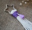 Porte-clé macramé étoile en coton avec pompon violet.