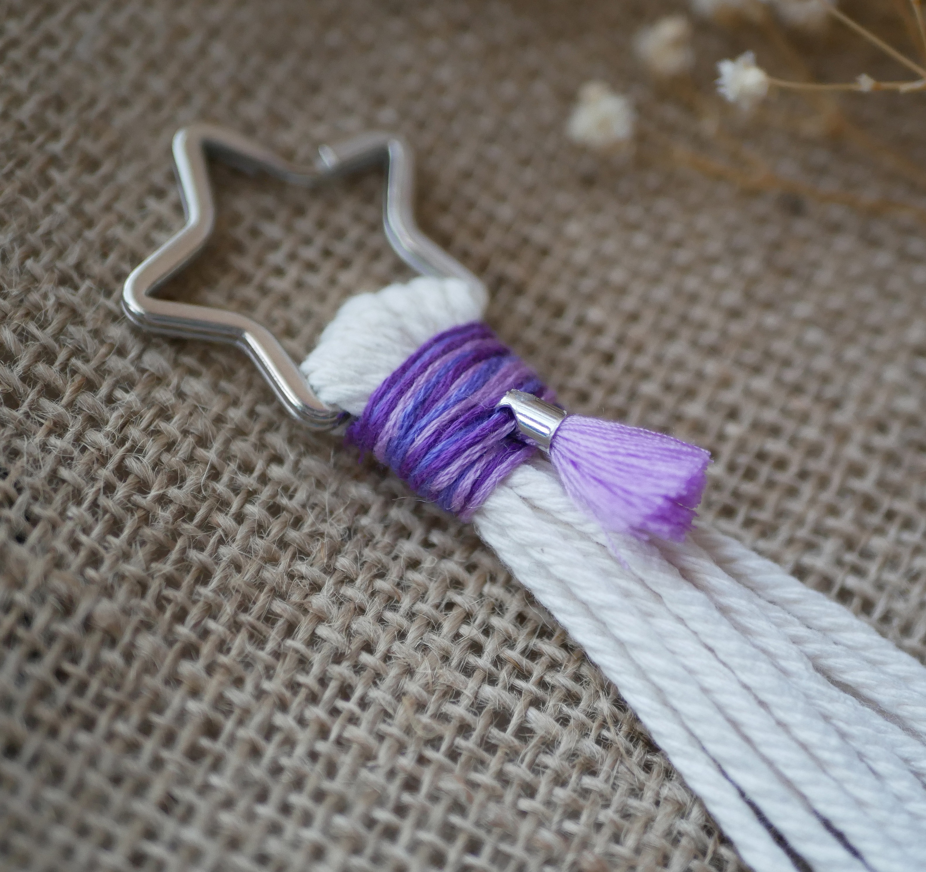 Porte-clé macramé étoile en coton avec pompon violet.