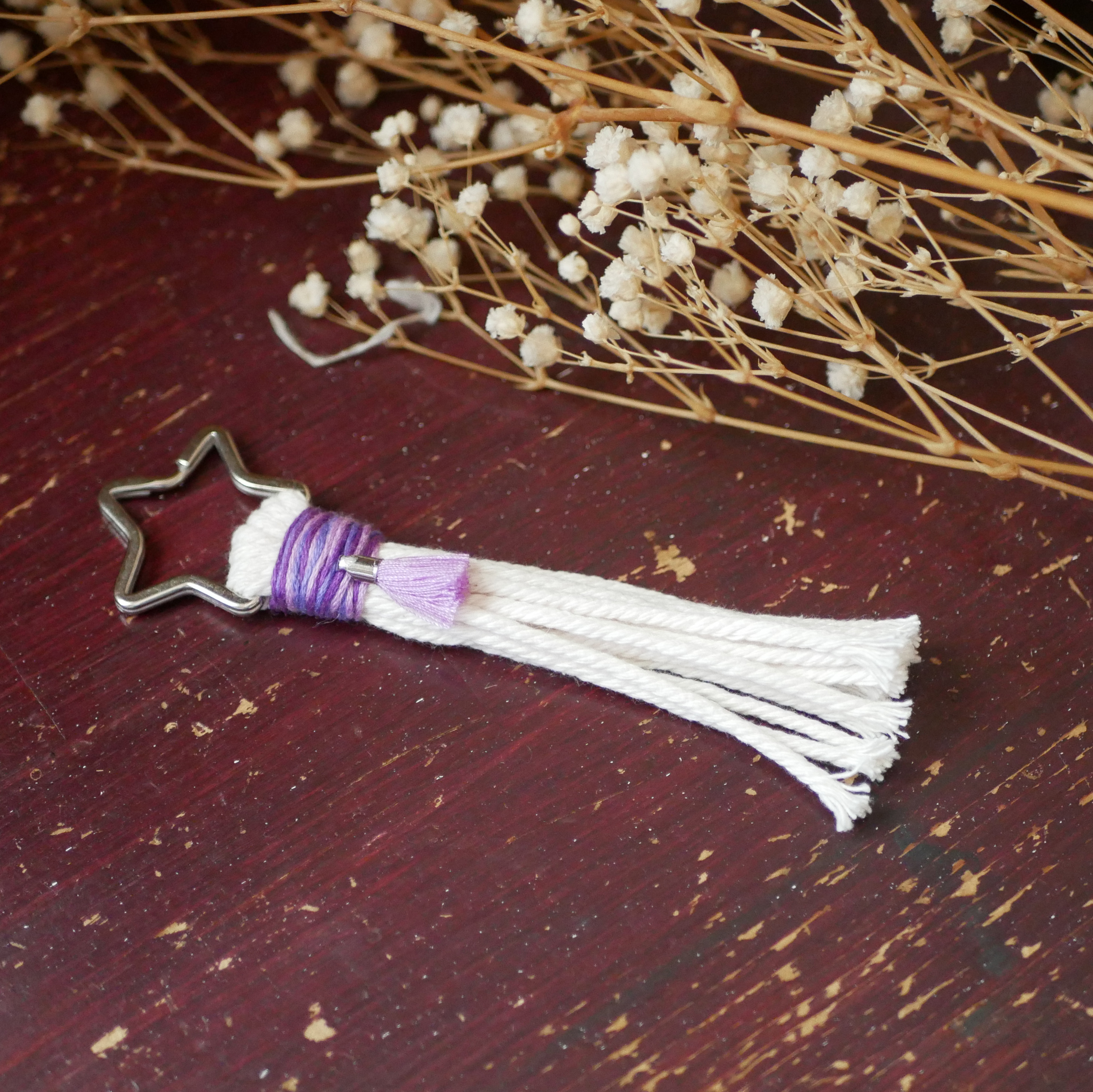 Porte-clé macramé étoile en coton avec pompon violet.