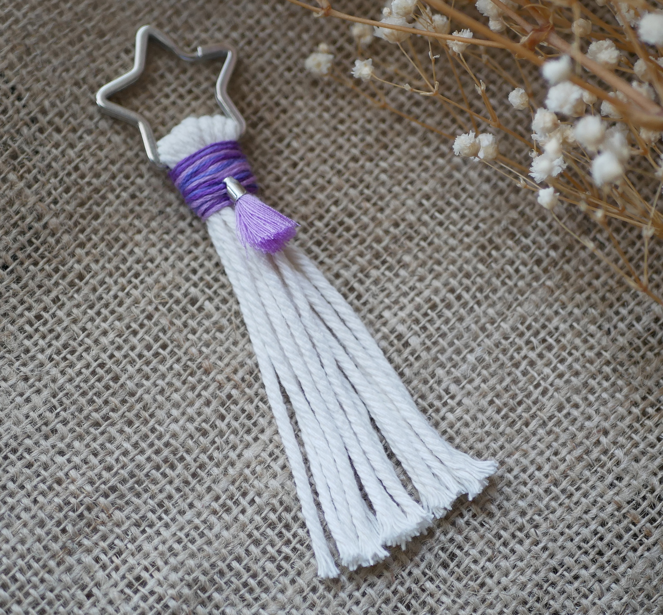 Porte-clé macramé étoile en coton avec pompon violet.