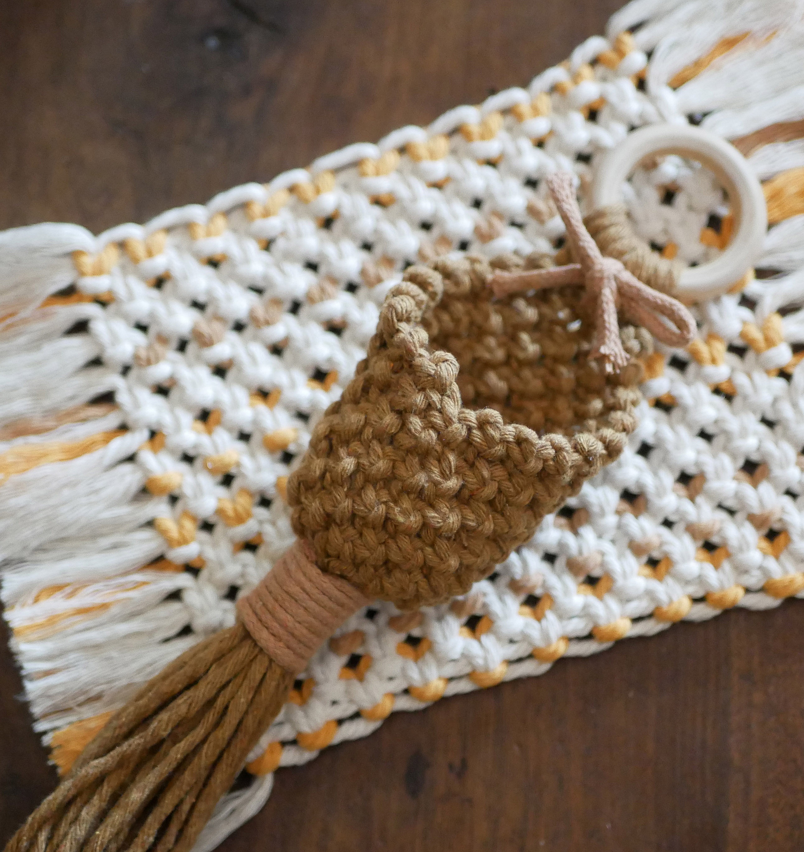 Petit pot en macramé bohème fait main suspendu.