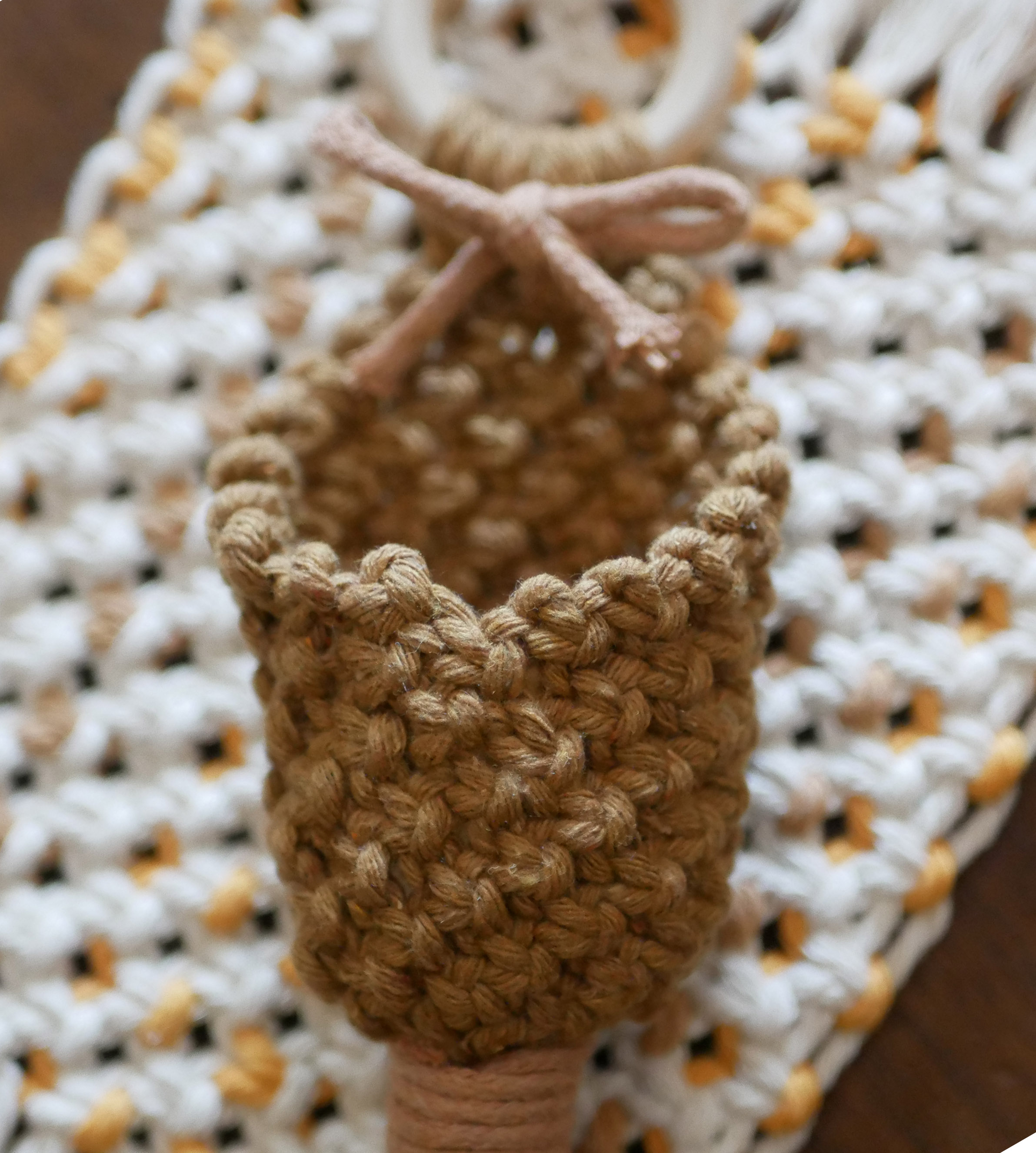 Petit pot en macramé bohème fait main suspendu.