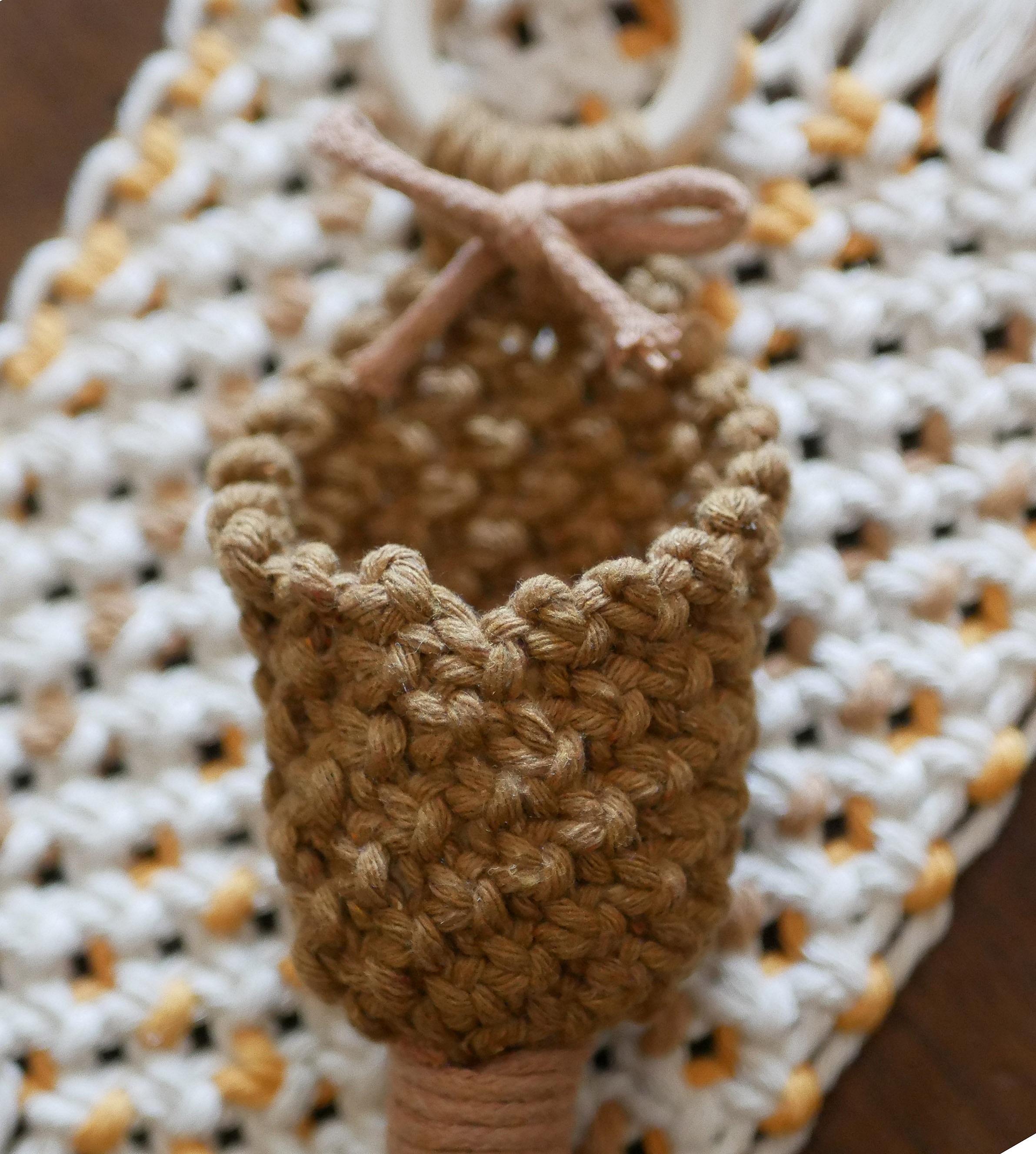 Petit pot en macramé bohème fait main suspendu.